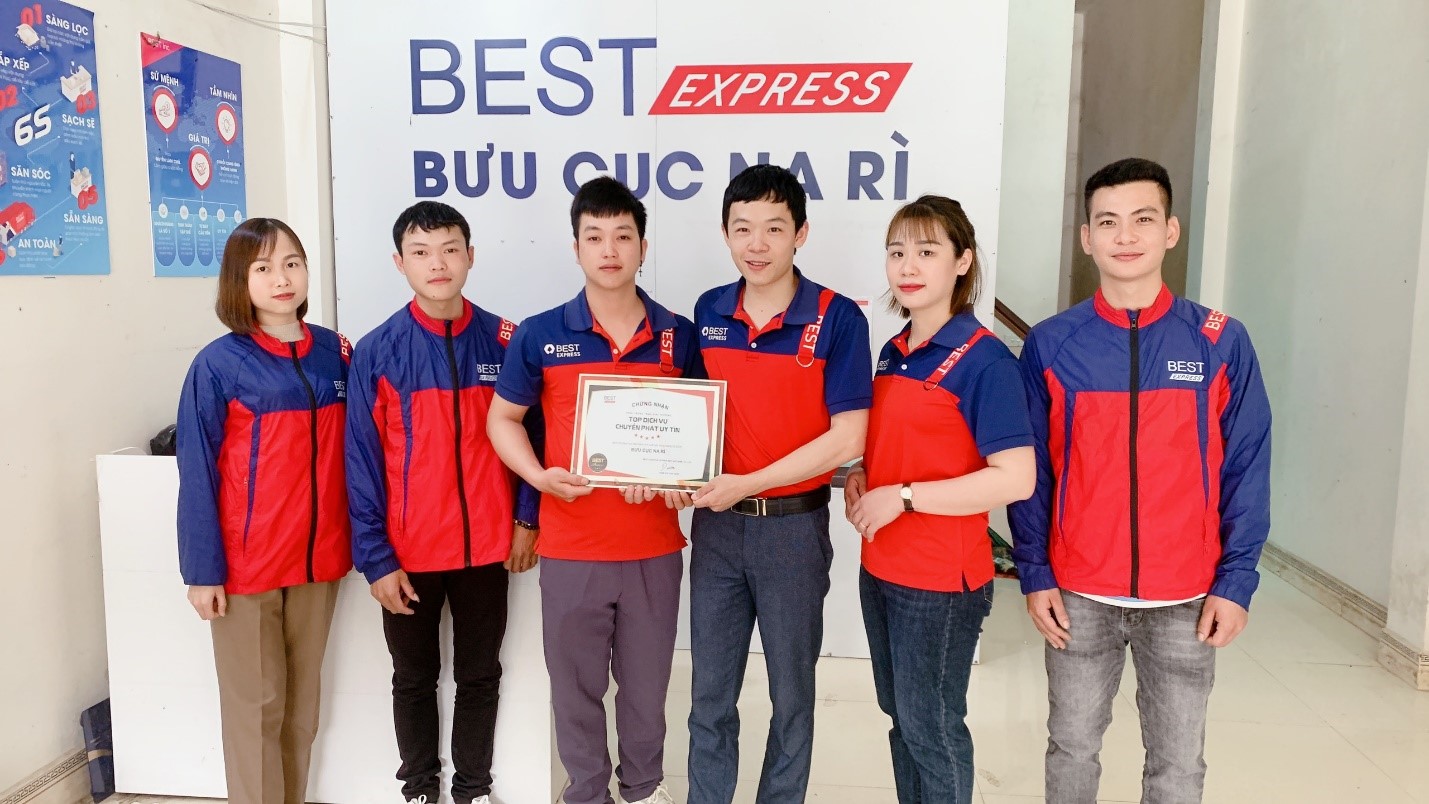 Bưu cục Na R&igrave; (Bắc Kạn) nhận bằng khen cho nỗ lực tăng cường chất lượng dịch vụ. Ảnh: BEST Express.