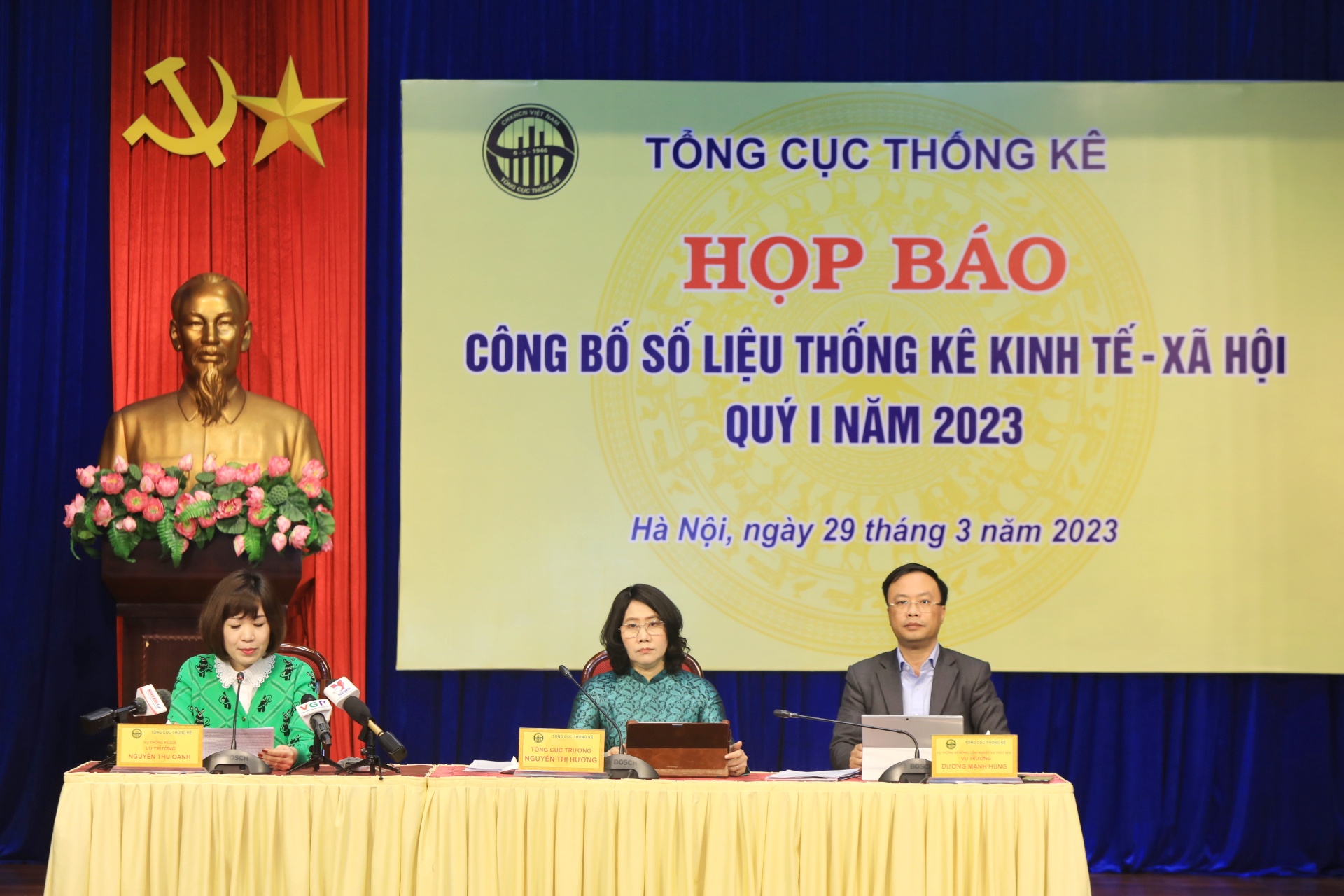 Đại diện Tổng cục Thống k&ecirc; trả lời c&acirc;u hỏi của b&aacute;o ch&iacute;.