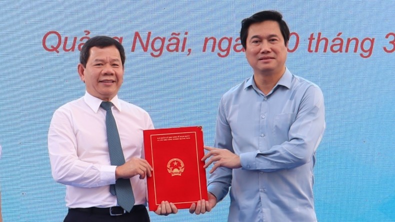 Lãnh đạo Pg88ok ưu đãi đăng ký trao Quyết định của Thủ tướng Chính phủ phê duyệt đồ án điều chỉnh tổng thể Quy hoạch chung xây dựng Khu PG88 ⭐ Link trang chủ số 1 nhà cái PG88 com casino slot Dung Quất đến năm 2045 cho lãnh đạo tỉnh Quảng Ngãi. (Ảnh: Nhân dân).