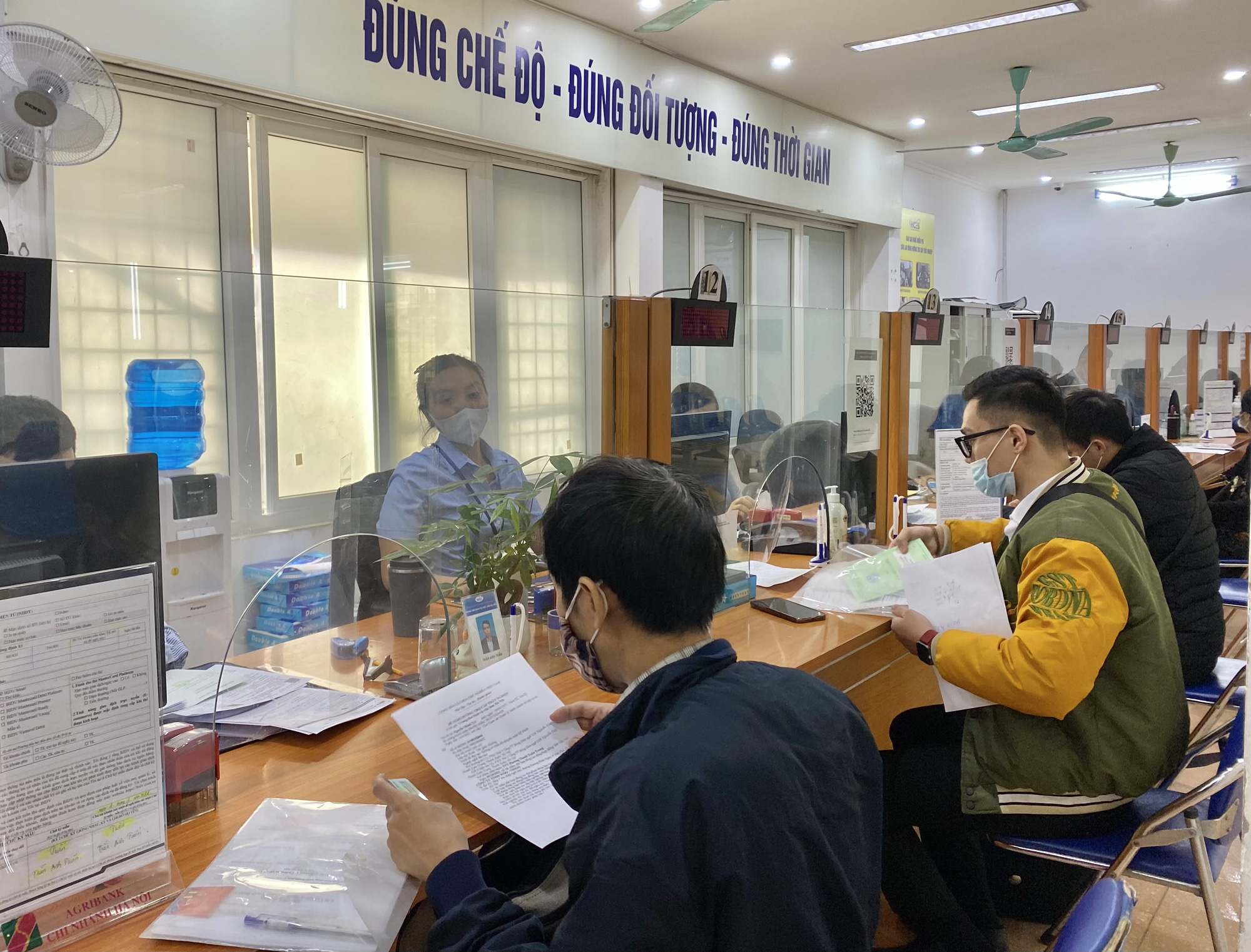 Người PG88 Sòng bạc trực tuyến TOP 1 Việt Nam | Casino, Nổ Hũ đến giao dịch tại Trung t&acirc;m Dịch vụ việc l&agrave;m H&agrave; Nội - Ảnh: Việt H&ugrave;ng