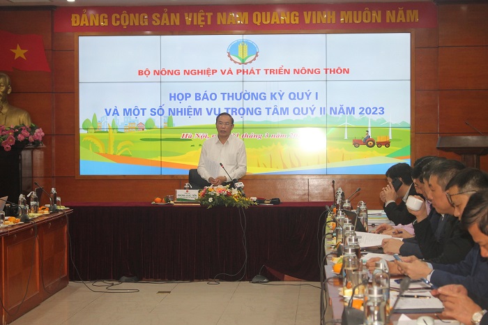 Thứ trưởng Ph&ugrave;ng Đức Tiến chủ tr&igrave; họp b&aacute;o.