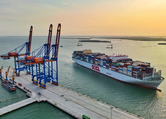 Si&ecirc;u t&agrave;u container lớn nhất thế giới OOCL Spain cập Cảng Gemalink.