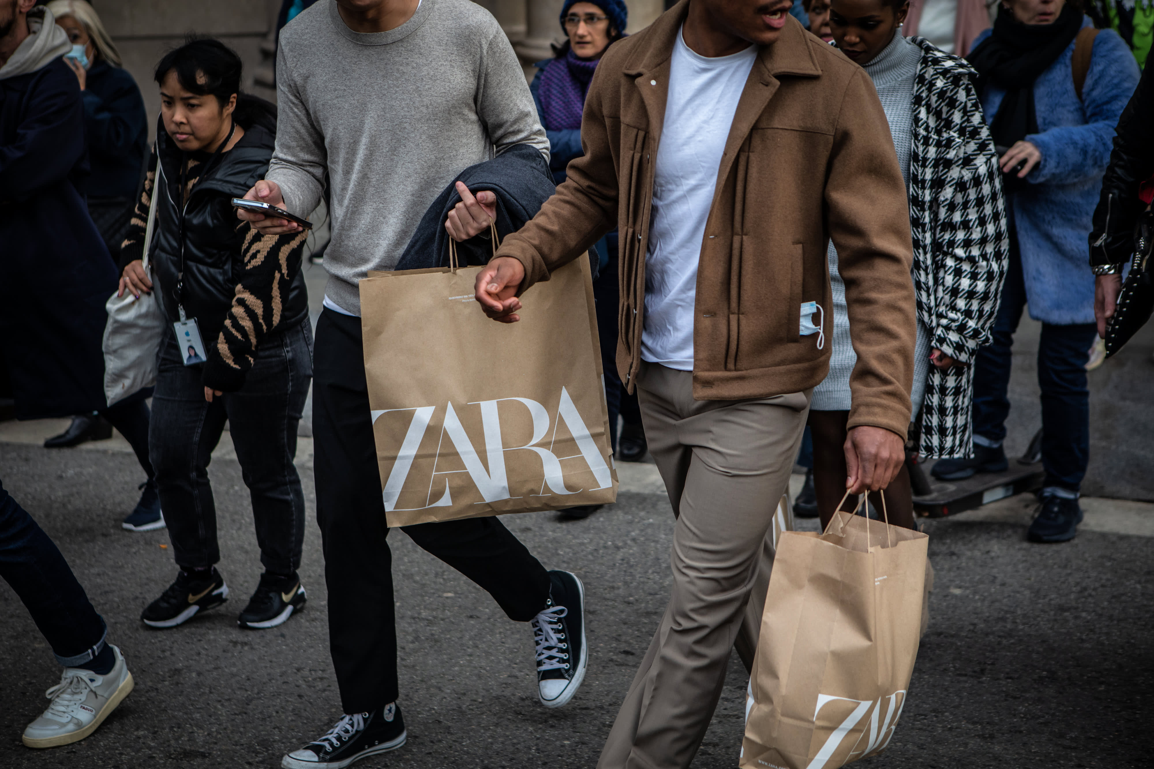 Năm 2022, Inditex được hưởng lợi từ việc người mua sắm quay trở lại cửa h&agrave;ng.