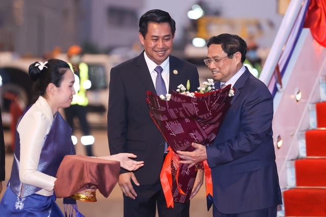 Ra s&acirc;n bay đ&oacute;n Thủ tướng Phạm Minh Ch&iacute;nh v&agrave; Đo&agrave;n đại biểu cấp cao Ch&iacute;nh phủ Việt Nam c&oacute; Chủ nhiệm Văn ph&ograve;ng Thủ tướng L&agrave;o Alounxai Sounnalath; Thứ trưởng Bộ Năng lượng mỏ L&agrave;o XayNhakhone; Ph&oacute; Đ&ocirc; trưởng Vientiane Phukhong Bannavong; Ch&aacute;nh Văn ph&ograve;ng Bộ Ngoại giao L&agrave;o Phongsavan Xisulath; Vụ trưởng vụ Lễ t&acirc;n, Bộ Ngoại giao L&agrave;o Amphay Kindavong; Đại sứ Việt Nam tại L&agrave;o Nguyễn B&aacute; H&ugrave;ng v&agrave; c&aacute;n bộ c&aacute;c cơ quan đại diện Việt Nam tại L&agrave;o.