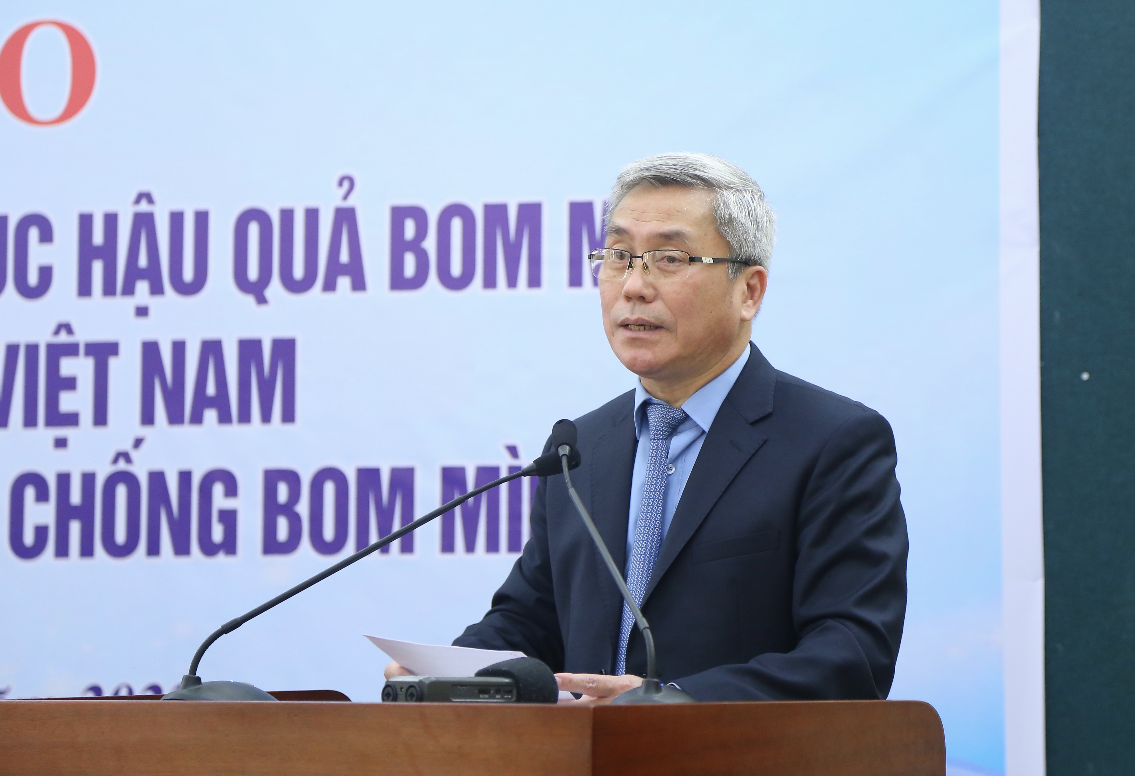 Ông Nguyễn Hạnh Phúc, Phó Tổng Giám đốc Thường trực Trung tâm Hành động bom mìn Quốc gia cho biết diện tích bị ô nhiễm bom mìn còn rất lớn. Ảnh - Tống Giáp. 