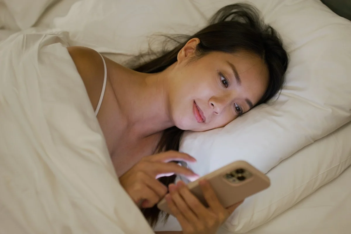 &Aacute;p lực c&ocirc;ng việc, th&oacute;i quen ngủ kh&ocirc;ng tốt v&agrave; sử dụng thiết bị điện tử l&agrave; thủ phạm khiến con người mất ngủ.
