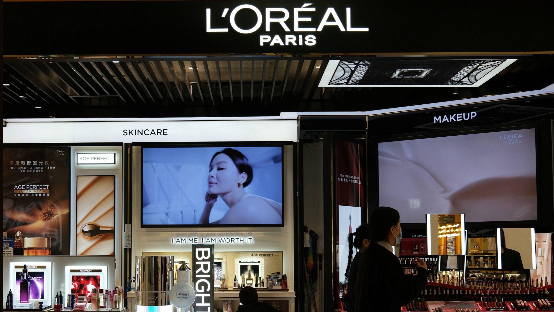 Phần lớn danh mục sản phẩm của L'Or&eacute;al hiện hướng tới nh&oacute;m kh&aacute;ch ti&ecirc;u d&ugrave;ng gi&agrave;u c&oacute;.