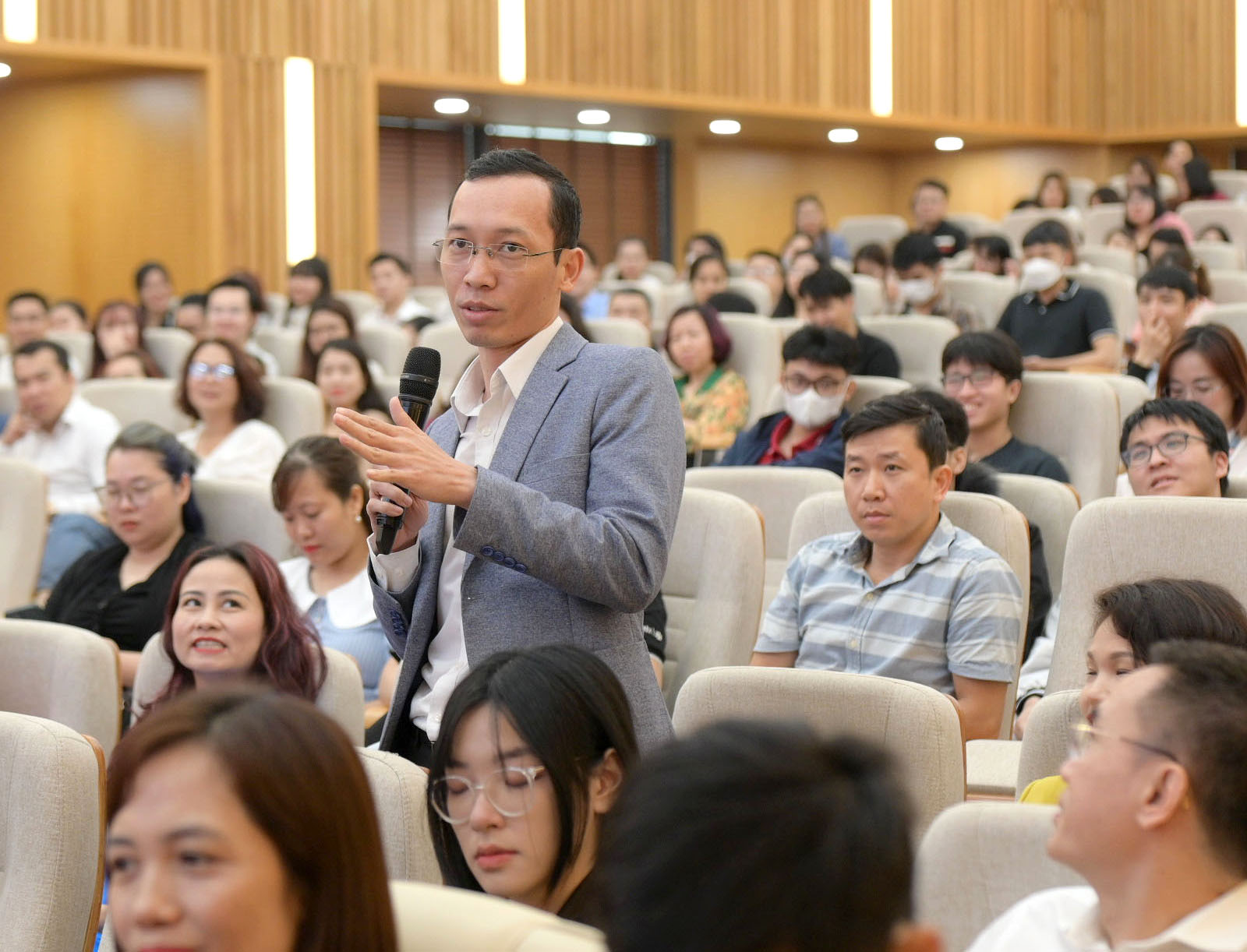 Đại diện PG88 Link Dễ Nhớ Pg88.com trao đổi tại tọa đ&agrave;m.