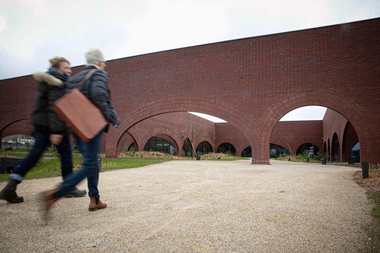 Xưởng sản xuất có tên gọi Maroquinerie de Louviers của Hermès tại Normandy (Pháp). Ảnh: Iconic Business