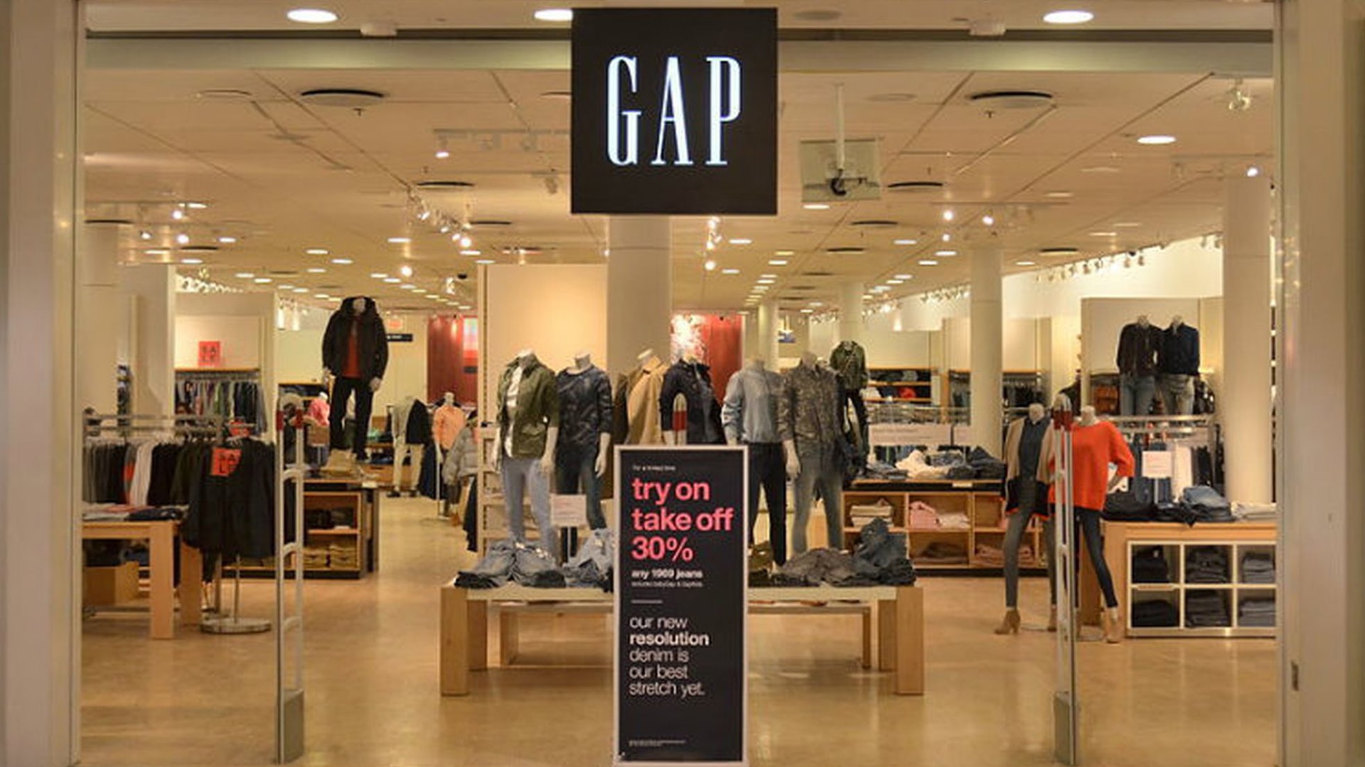Doanh số b&aacute;n lẻ cũng giảm 3% v&agrave; doanh số b&aacute;n h&agrave;ng trực tuyến thậm ch&iacute; c&ograve;n giảm 10% tại&nbsp;Gap Inc.