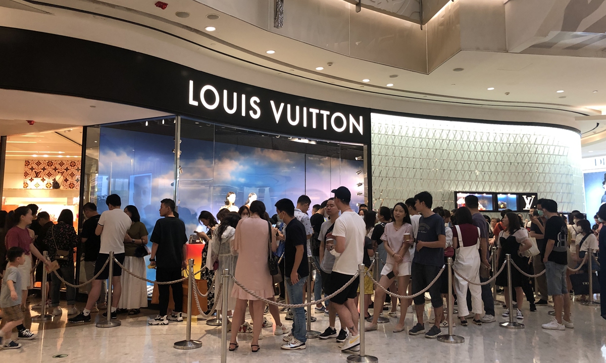 Trung Quốc vẫn l&agrave; thị trường h&agrave;ng ti&ecirc;u d&ugrave;ng cao cấp lớn nhất thế giới, được dẫn dắt bởi tầng lớp trung lưu v&agrave; một nh&oacute;m người ti&ecirc;u d&ugrave;ng thế hệ mới.