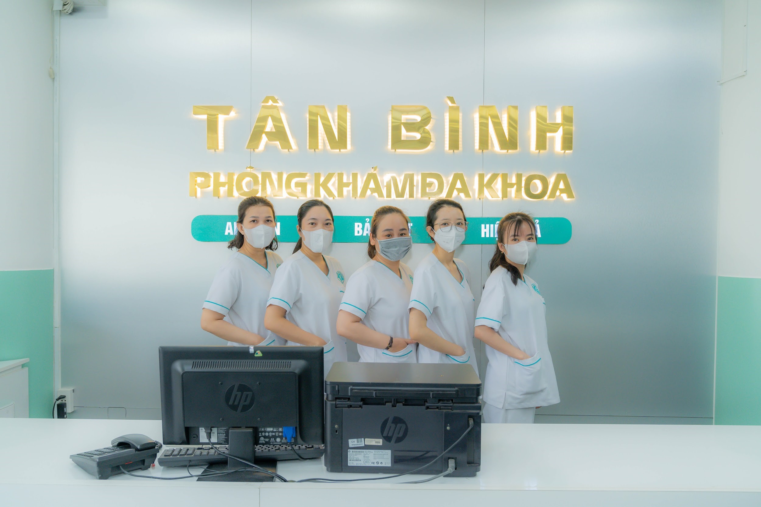 Đội ngũ nh&acirc;n vi&ecirc;n y tế giỏi chuy&ecirc;n m&ocirc;n nghiệp vụ tại ph&ograve;ng kh&aacute;m T&acirc;n B&igrave;nh.