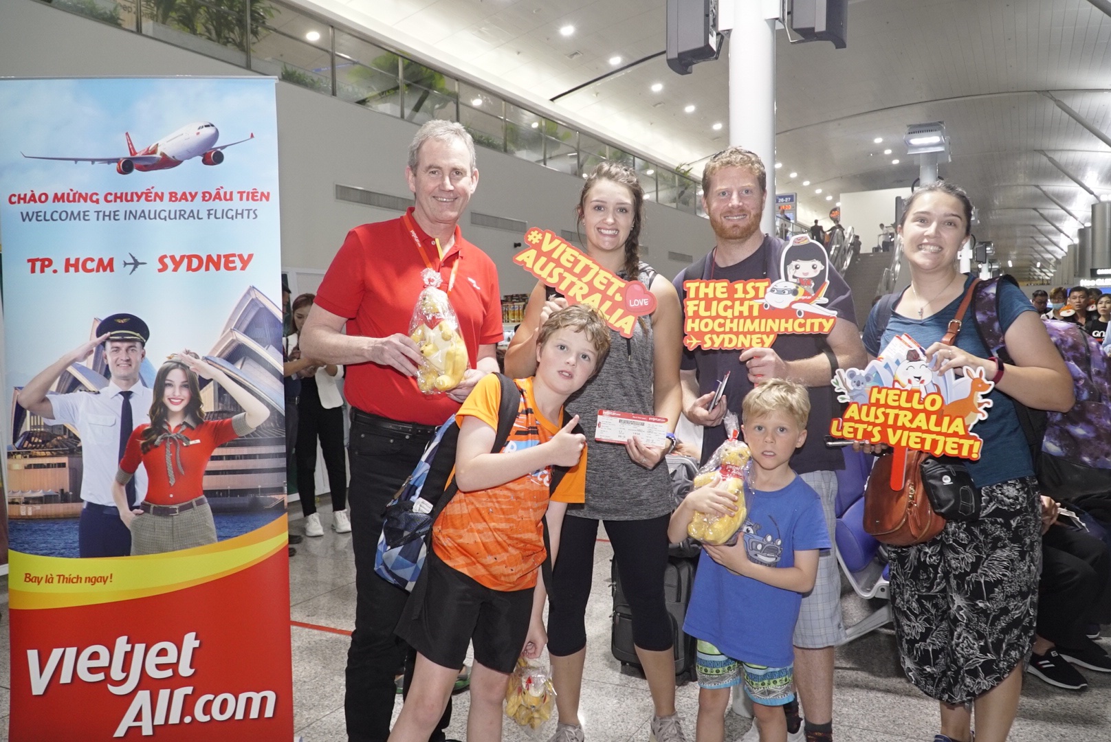 Ph&oacute; Tổng gi&aacute;m đốc Vietjet Michael Hickey cảm ơn v&agrave; tặng qu&agrave; h&agrave;nh kh&aacute;ch tr&ecirc;n chuyến bay đầu ti&ecirc;n.