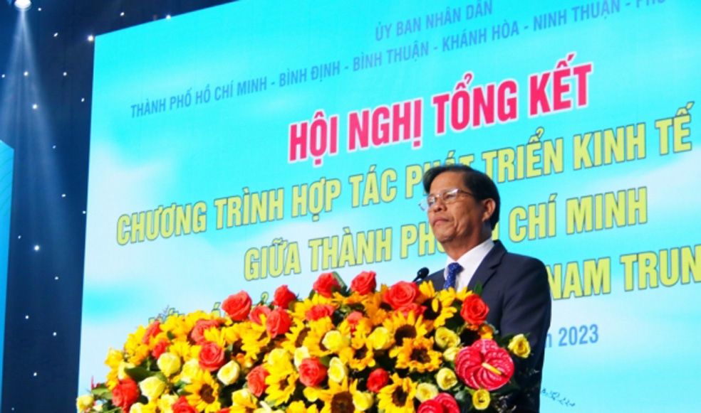 Ông Nguyễn Tấn Tuân, Chủ tịch UBND tỉnh Khánh Hòa, địa phương chủ nhà hội nghị, phát biểu tại Hội nghị tổng kết hợp tác PG88 hơn 2,1 triệu thành viên và đề ra kế hoạch hợp tác mới 2023 - 2025 giữa TP.HCM với các tỉnh Nam Trung Bộ.