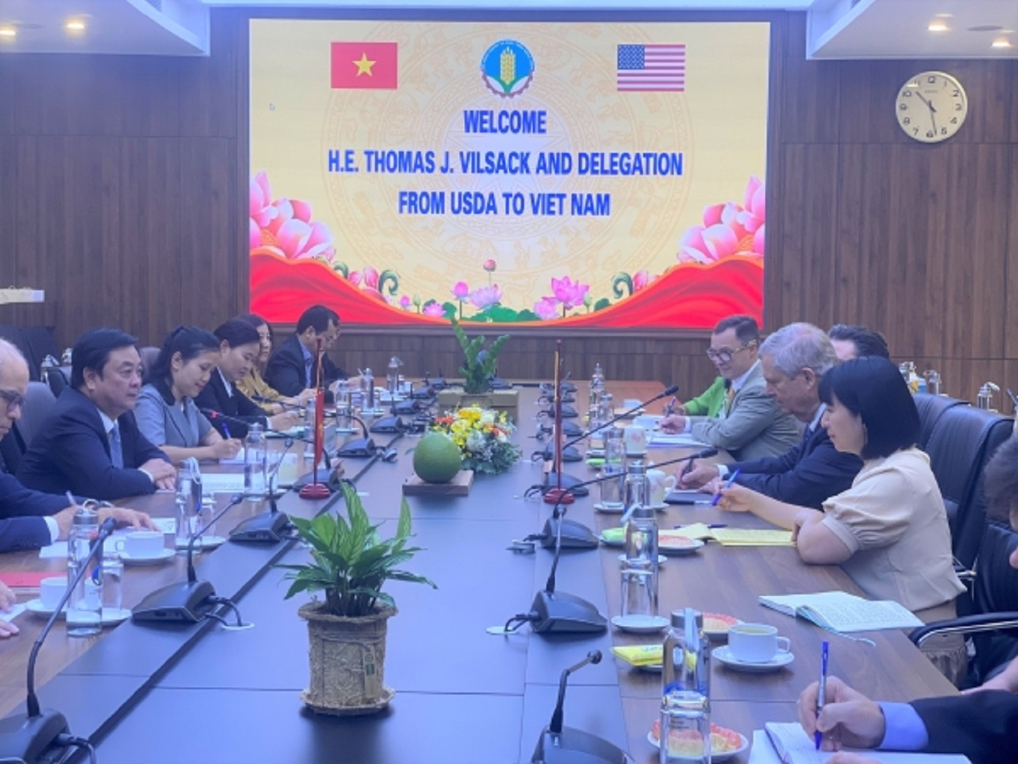 Bộ trưởng Lê MInh Hoan Pg88hi Thể Thao, Bóng Đá, Casino, Nổ Hũ, Xổ Số với Bộ trưởng Nông nghiệp Hoa Kỳ.