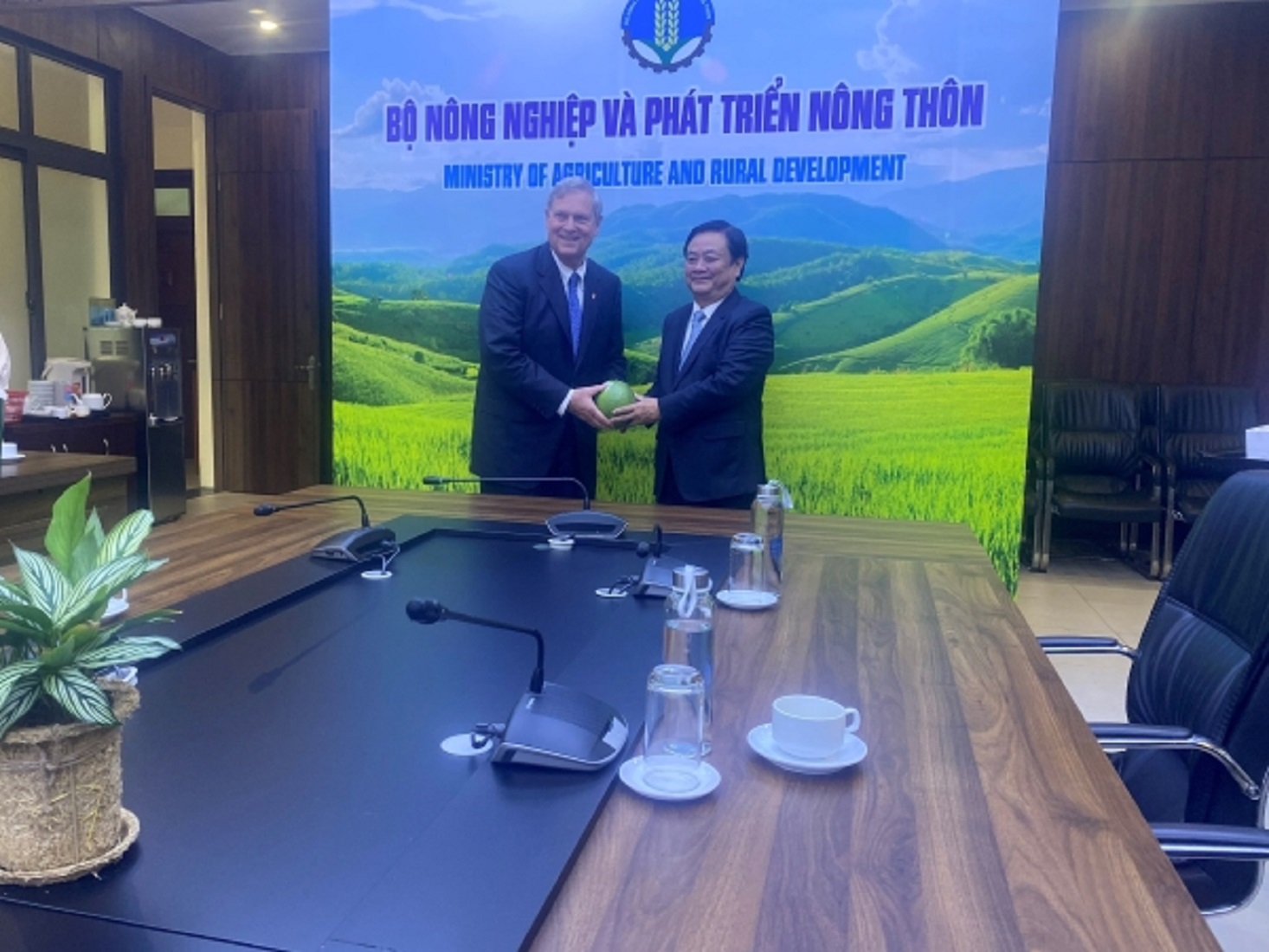 Bộ trưởng L&ecirc; Minh Hoan tặng tr&aacute;i bưởi da xanh cho Bộ trưởng N&ocirc;ng nghiệp Hoa Kỳ