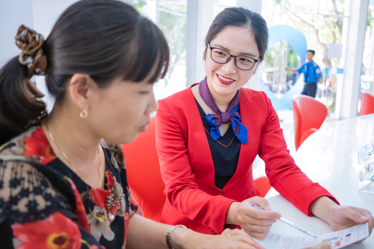 Tiểu thương đang t&igrave;m hiểu thủ tục cho vay từ ng&acirc;n h&agrave;ng Bản Việt.