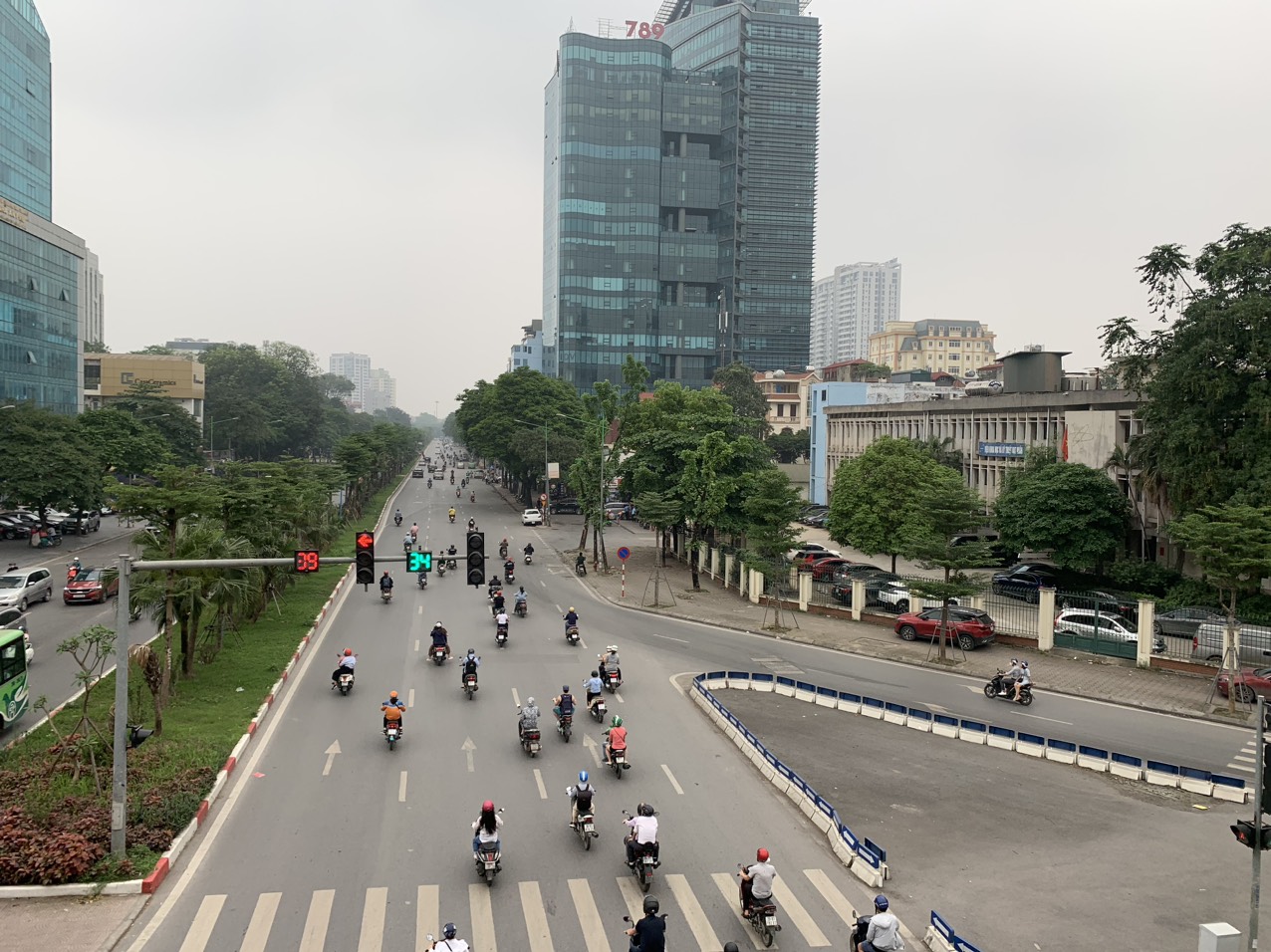 Quận Cầu Giấy được quy hoạch hệ thống mạng lưới giao th&ocirc;ng đồng bộ. Địa phương n&agrave;y sở hữu c&aacute;c tuyến đường trọng điểm như: Ho&agrave;ng Quốc Việt, Xu&acirc;n Thủy, Đường V&agrave;nh Đai 3, Trần Duy Hưng, Trần Th&aacute;i T&ocirc;ng, Đường L&aacute;ng... Hiện c&aacute;c tuyến đường lớn n&agrave;y đang được quản l&yacute; kh&aacute; tốt.&nbsp;