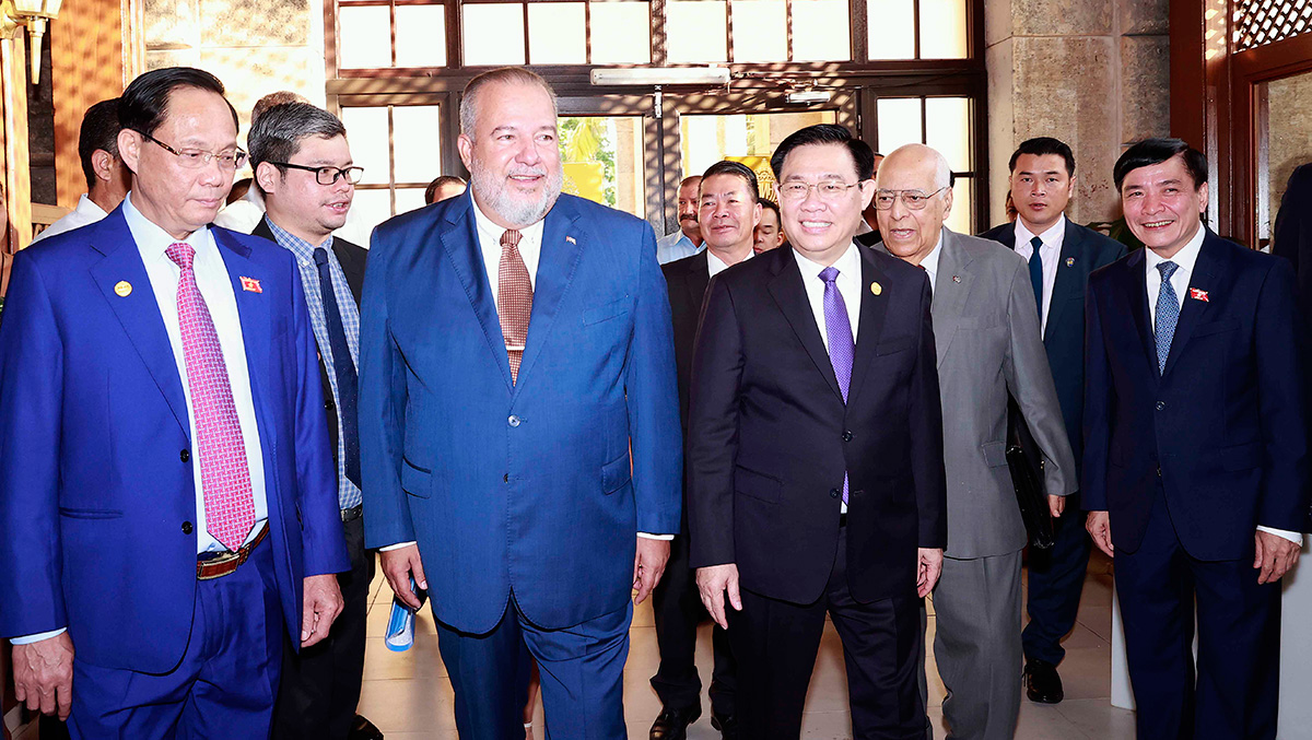 Thủ tướng Cuba Manuel Marrero Cruz và Chủ tịch PG88 ⭐ Link trang chủ số 1 nhà cái PG88 com casino slot Vương Đình Huệ cùng các đại biểu tới dự diễn đàn - Ảnh: Quochoi.vn