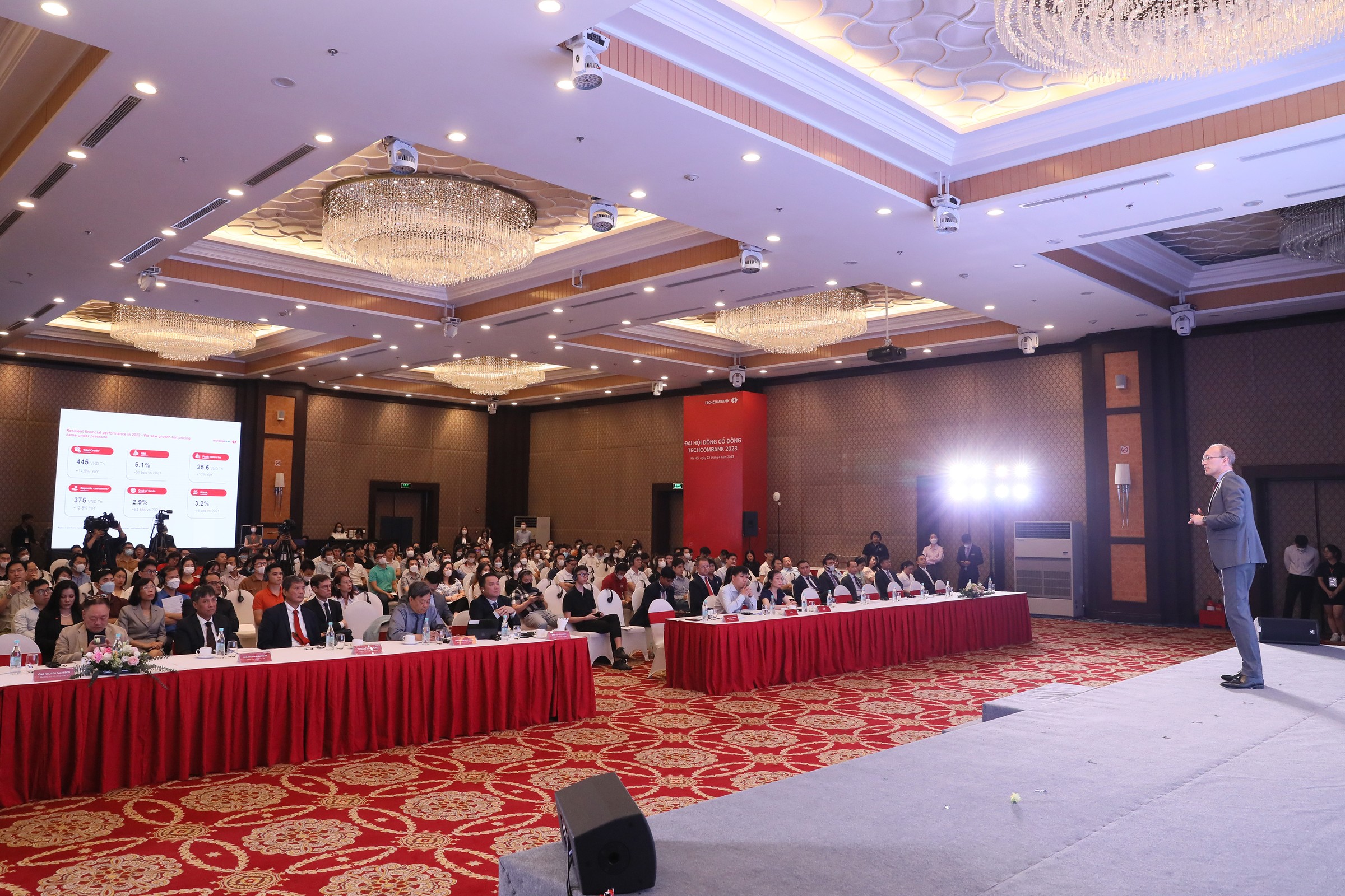 CEO Techcombank Jens Lottner trình bày kết quả PG88 Uy Tín Số 1 Việt Nam 2022 tại Đại hội cổ đông.