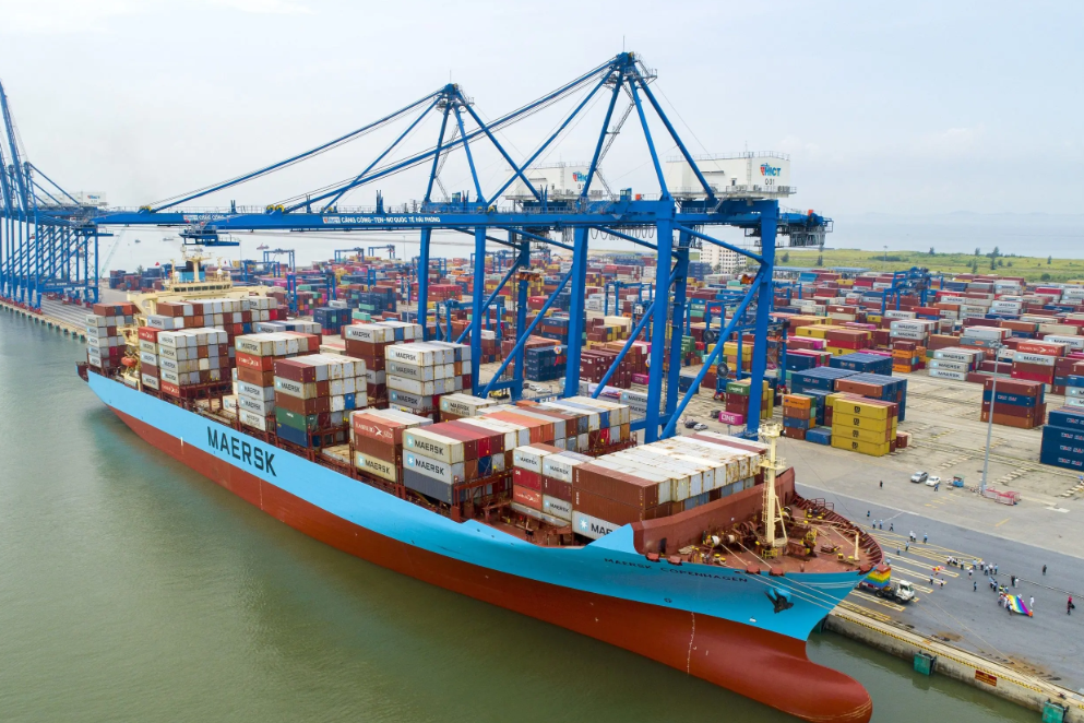 Việc xây dựng 8 bến container tại cảng Lạch Huyện tạo điều kiện thuận lợi để hàng hóa Việt xuất thẳng sang châu Âu, châu Mỹ.