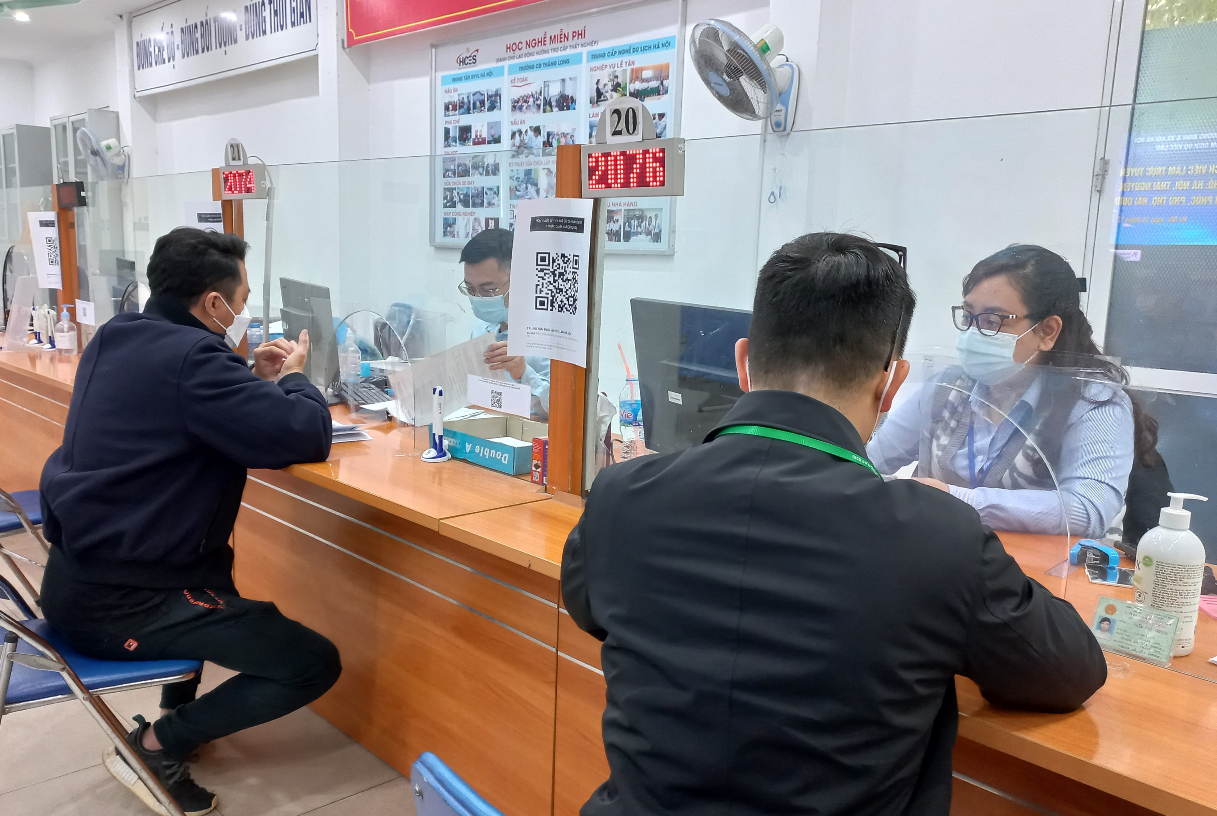 Làm thủ tục hưởng trợ cấp thất nghiệp tại Trung tâm Dịch vụ việc làm Hà Nội. Ảnh - N.Dương.