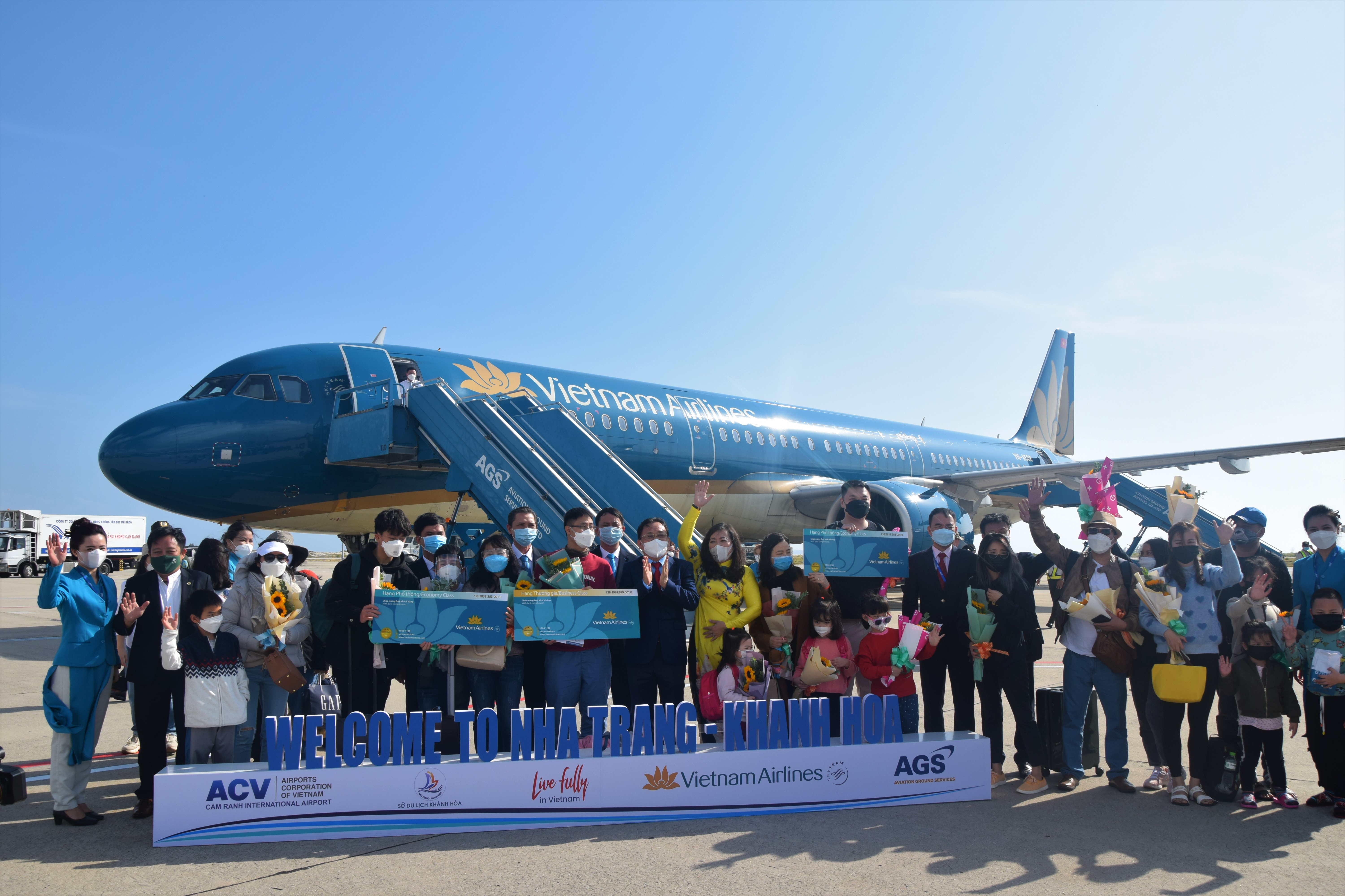 L&atilde;nh đạo c&aacute;c đơn vị chụp ảnh lưu niệm c&ugrave;ng h&agrave;nh kh&aacute;ch tr&ecirc;n chuyển bay đến Cam Ranh v&agrave;o dịp Tết Nguy&ecirc;n đ&aacute;n Nh&acirc;m Dần 2022.