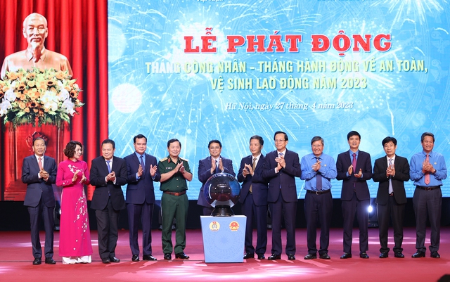 Thủ tướng c&ugrave;ng c&aacute;c đại biểu thực hiện nghi thức ph&aacute;t động Th&aacute;ng C&ocirc;ng nh&acirc;n v&agrave; Th&aacute;ng h&agrave;nh động về an to&agrave;n, vệ sinh PG88 Sòng bạc trực tuyến TOP 1 Việt Nam | Casino, Nổ Hũ năm 2023. Ảnh - VGP.&nbsp;