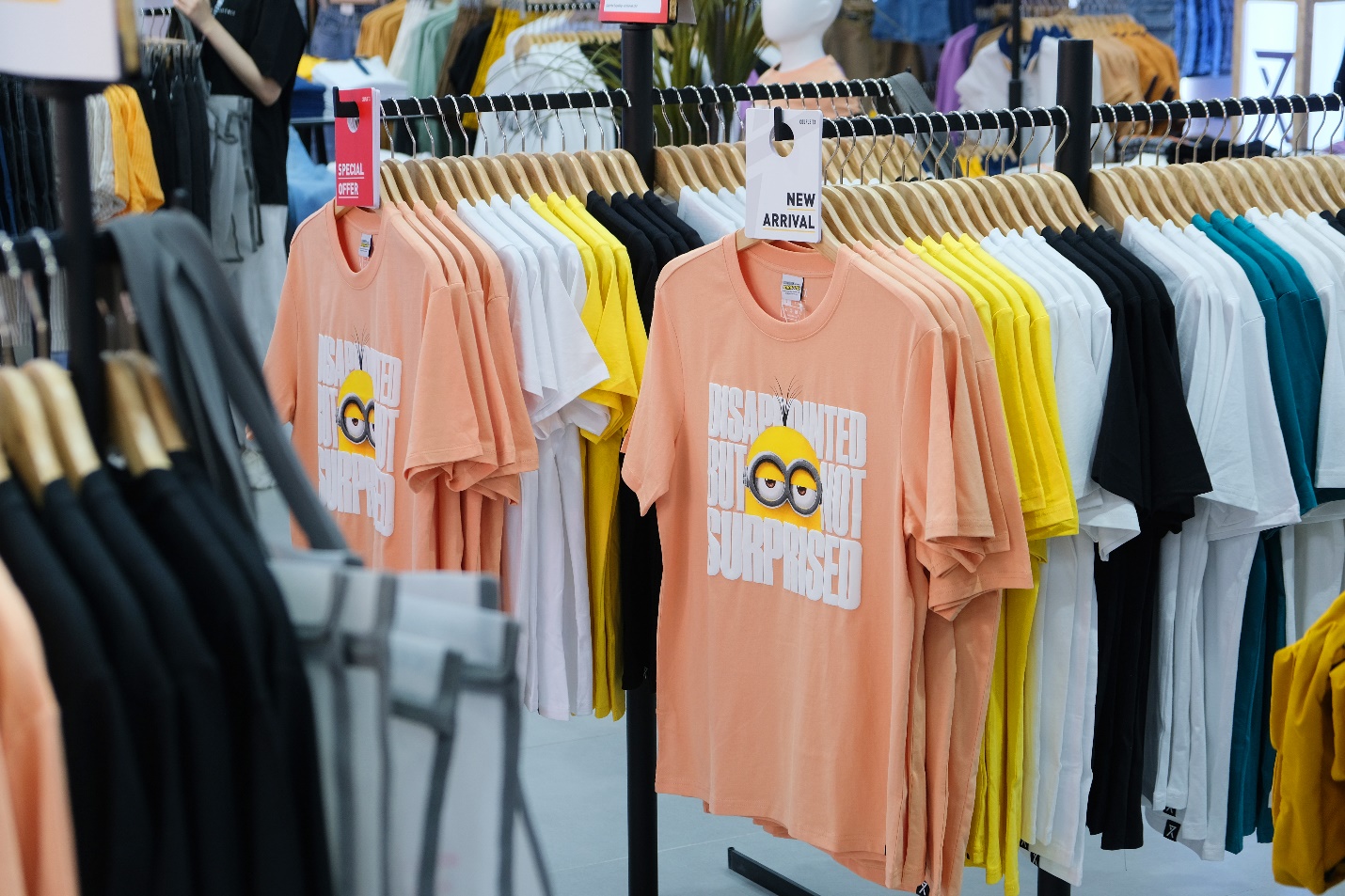 Một mẫu trong bộ sưu tập Minions Collection Couple TX hợp t&aacute;c với NBC Universal.