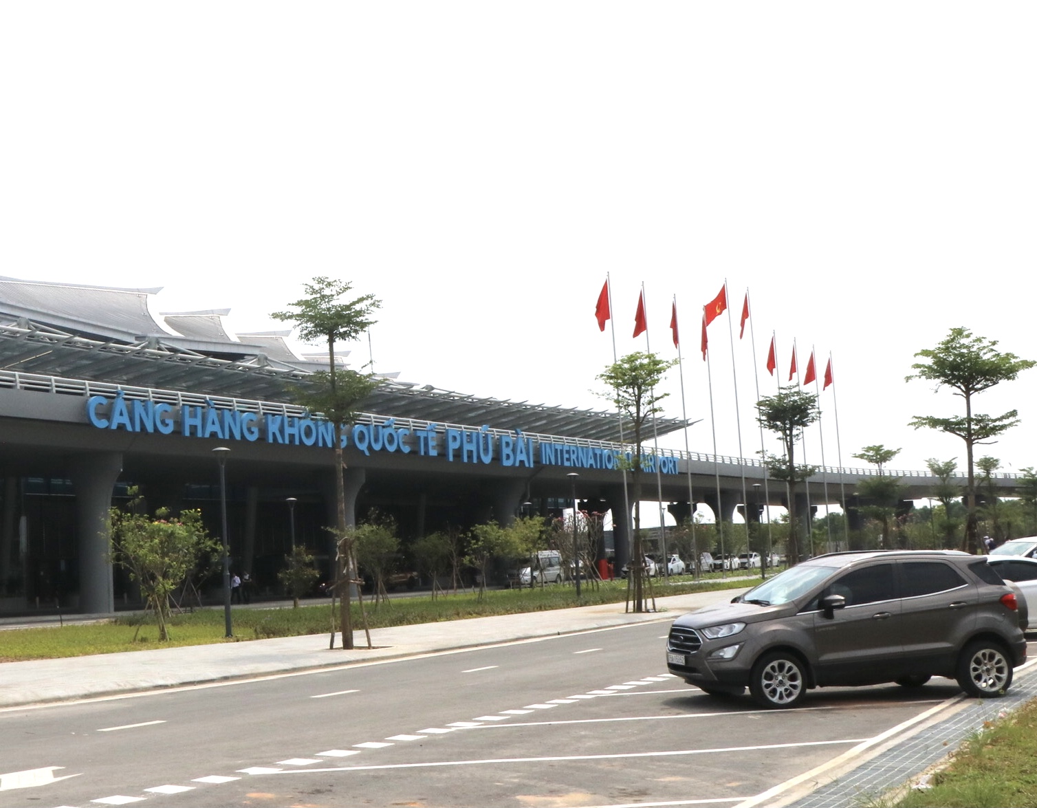 Đường v&agrave;o tiền sảnh Cảng h&agrave;ng kh&ocirc;ng quốc tế Ph&uacute; B&agrave;i