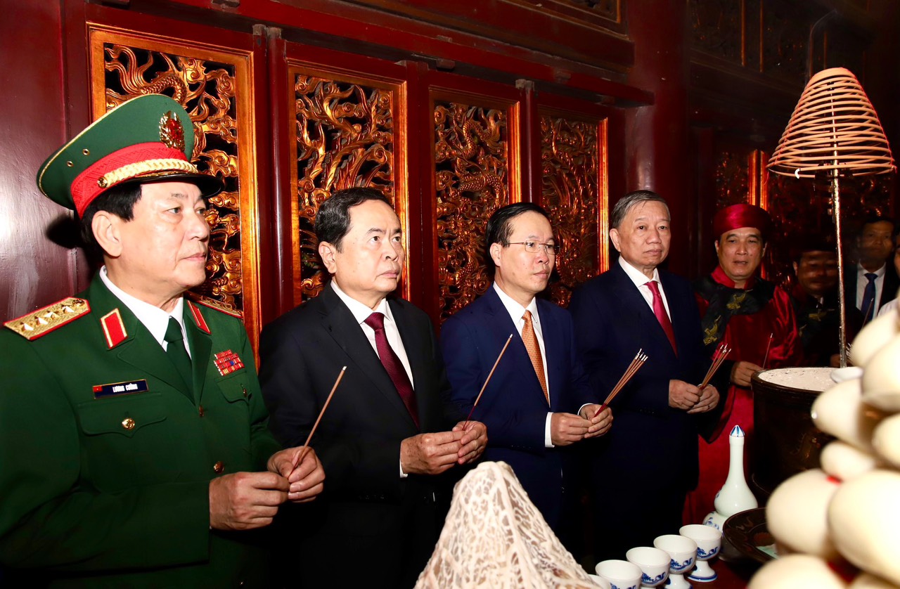Chủ tịch nước V&otilde; Văn Thưởng v&agrave; c&aacute;c đồng ch&iacute; Đảng, Nh&agrave; nước d&acirc;ng hương tại Điện K&iacute;nh thi&ecirc;n - Ảnh VGP.