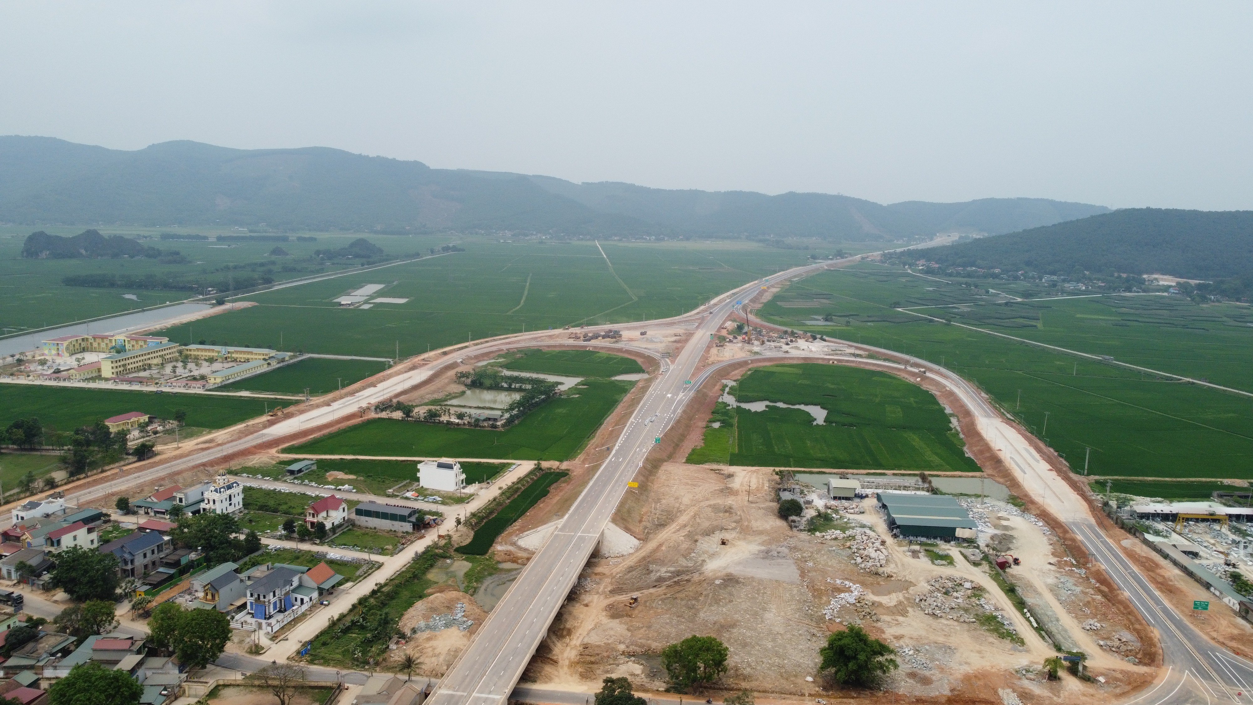 Một n&uacute;t giao tr&ecirc;n&nbsp;đường cao tốc nh&igrave;n từ tr&ecirc;n cao