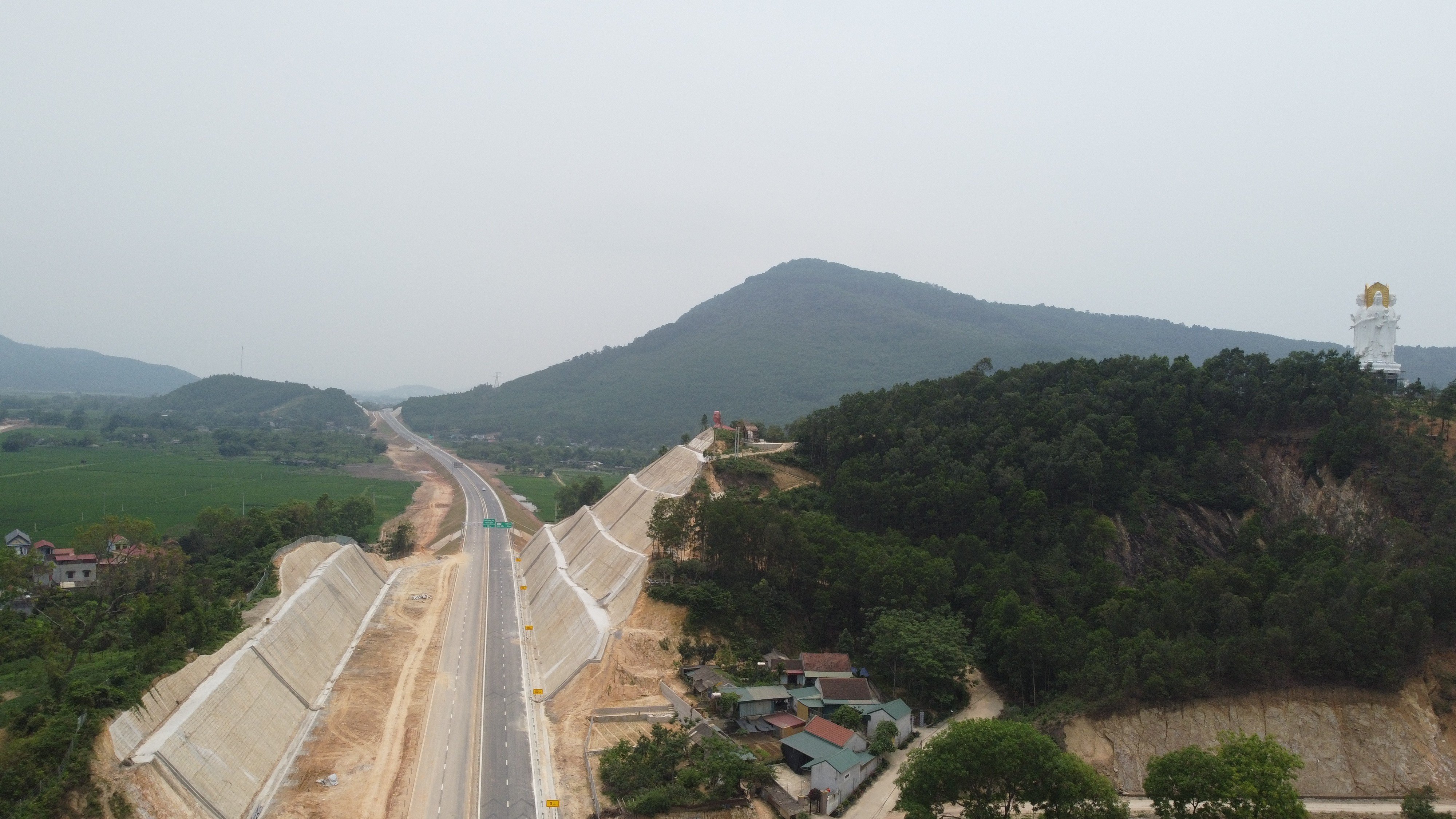 Đoạn chạy qua Ch&ugrave;a Cao, H&agrave; Lĩnh, H&agrave; Trung, Thanh H&oacute;a.