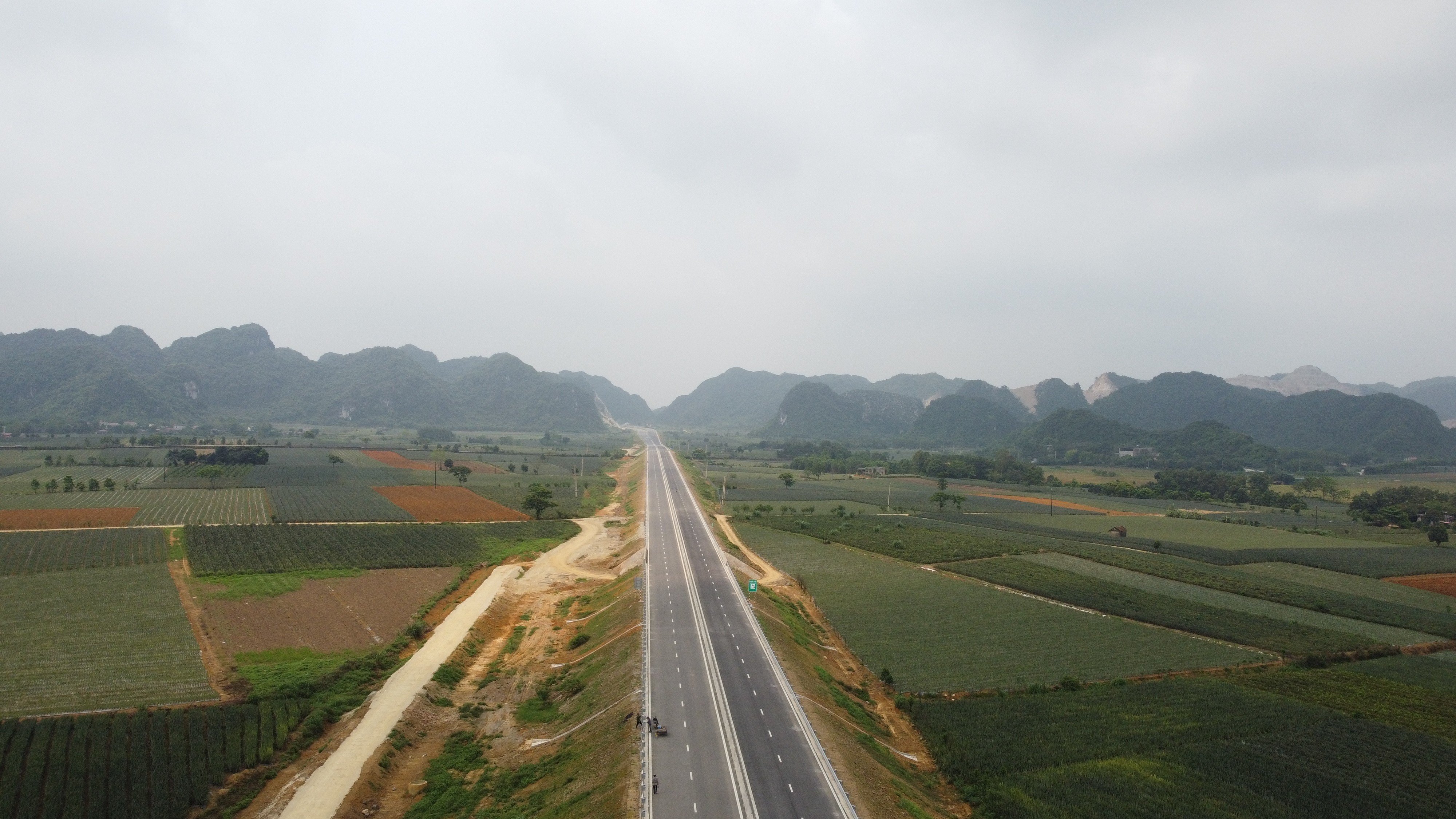Con&nbsp;đường giữa v&ugrave;ng&nbsp;đồi canh t&aacute;c của c&aacute;c n&ocirc;ng hộ.