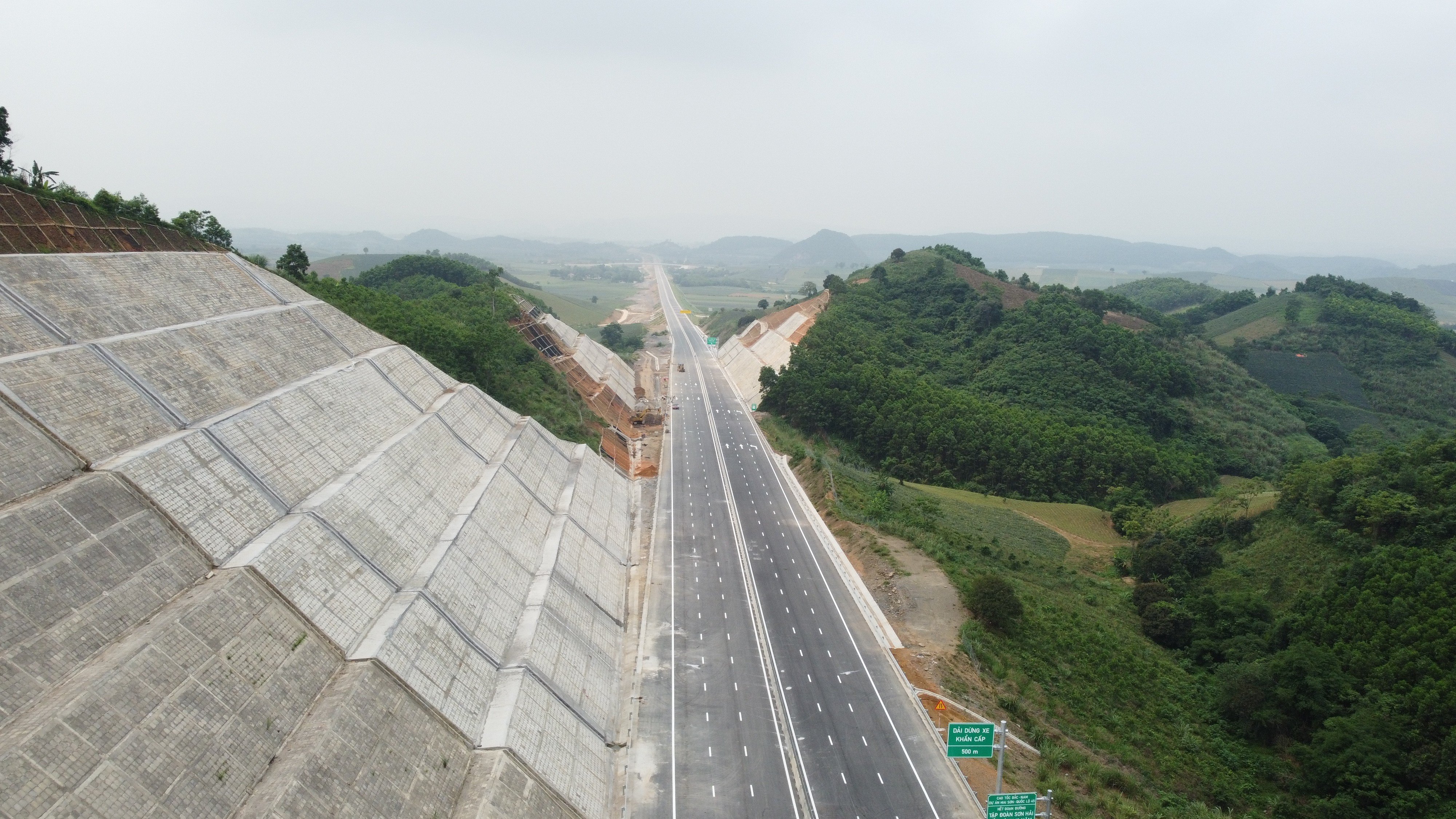 Con&nbsp;đường chạy xuy&ecirc;n qua c&aacute;c quả&nbsp;đồi