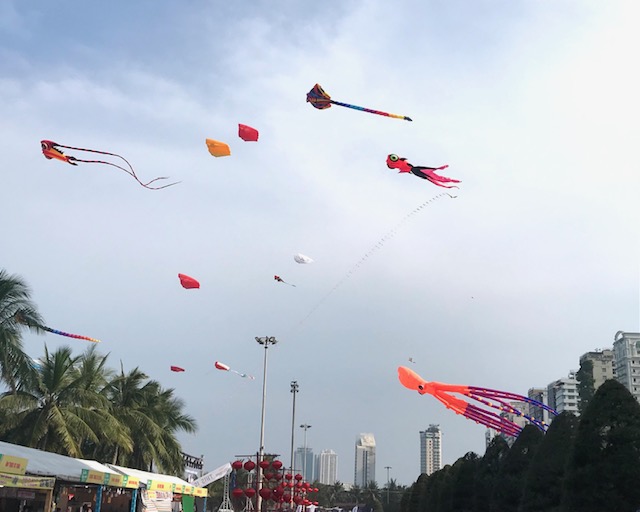 Những con diều no gi&oacute; bay cao cất l&ecirc;n l&agrave;n điều tiếng s&aacute;o vi vu trầm bổng. Ảnh: Ng&ocirc; Anh Văn