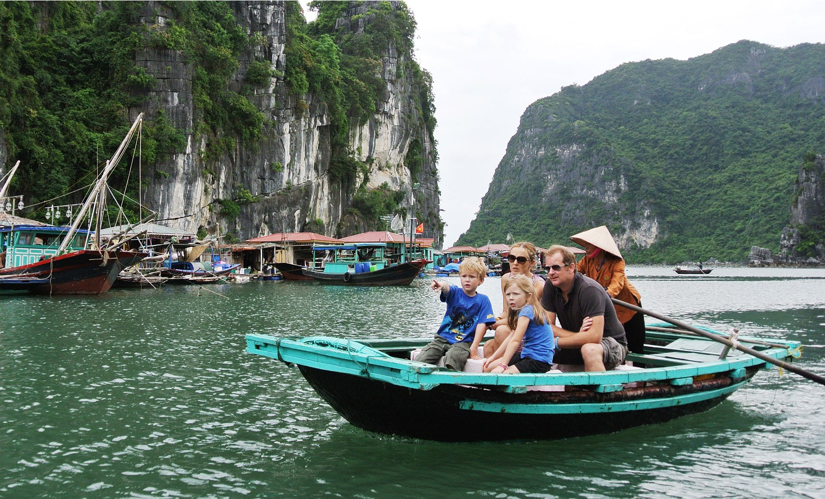 T&iacute;nh chung 4 th&aacute;ng đầu năm, kh&aacute;ch quốc tế đến nước ta ước đạt gần 3,7 triệu lượt.