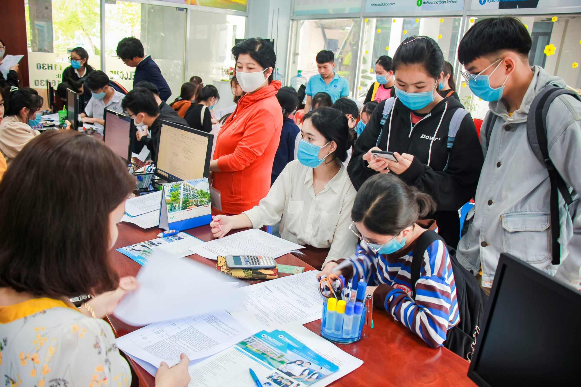 Học phí đại học: Vì sao trường tư công khai, trường công dè dặt?