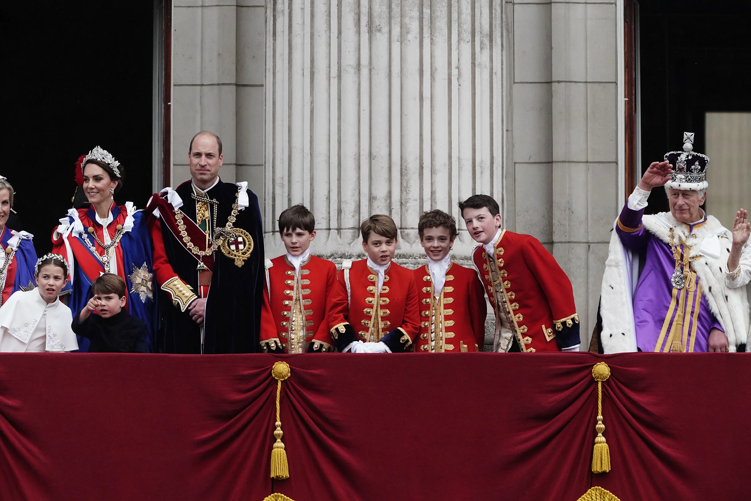 Vua Charles III v&agrave; Ho&agrave;ng hậu Camilla tr&ecirc;n xe ngựa Gold State Coach trở về Cung điện Buckingham, sau đ&oacute;&nbsp;c&ugrave;ng c&aacute;c th&agrave;nh vi&ecirc;n ho&agrave;ng gia xuất hiện tại ban c&ocirc;ng cung điện.