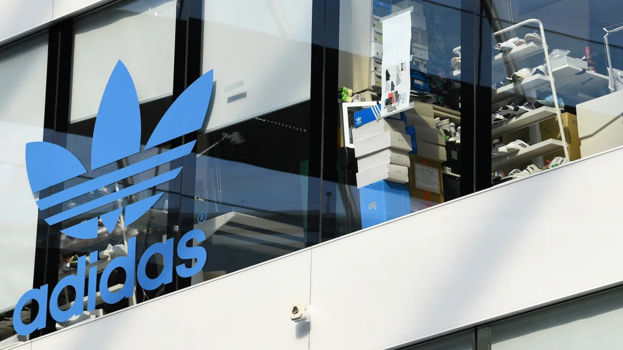Với hơn 5 tỷ euro doanh số n&oacute;i tr&ecirc;n, Adidas thu về khoản lợi nhuận từ hoạt động PG88 Uy Tín Số 1 Việt Nam l&agrave; 60 triệu euro.