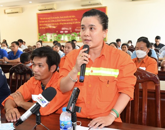 Cử tri Trần Thị Hồng Phượng, C&ocirc;ng ty TNHH MTV Dịch vụ c&ocirc;ng &iacute;ch quận 7, n&ecirc;u &yacute; kiến tại buổi tiếp x&uacute;c. Ảnh: VD.&nbsp;&nbsp;