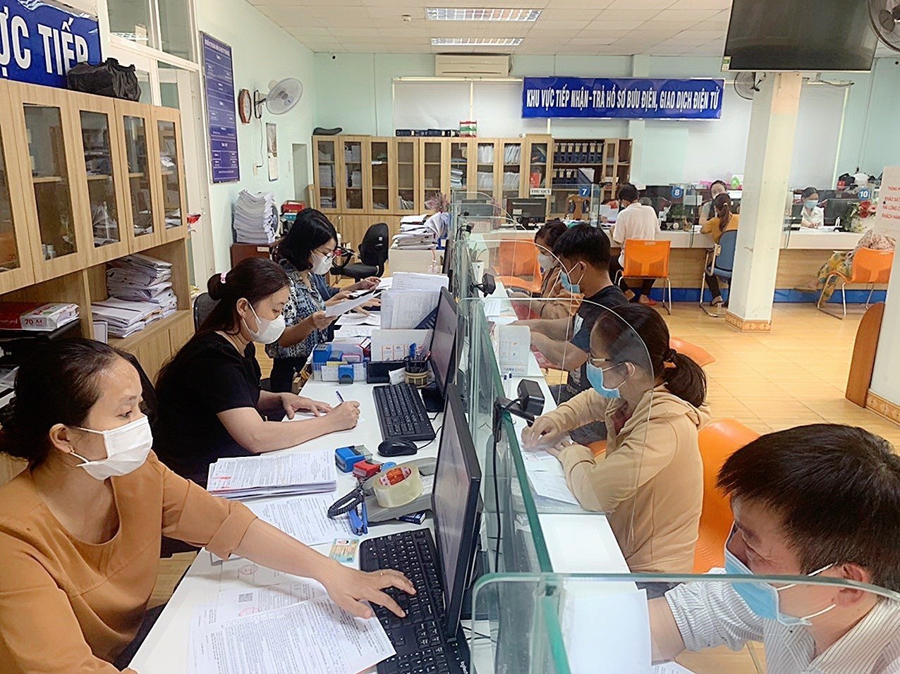 Giải quyết chế độ về bảo hiểm cho người lao động. Ảnh - BHXH TP.HCM. 