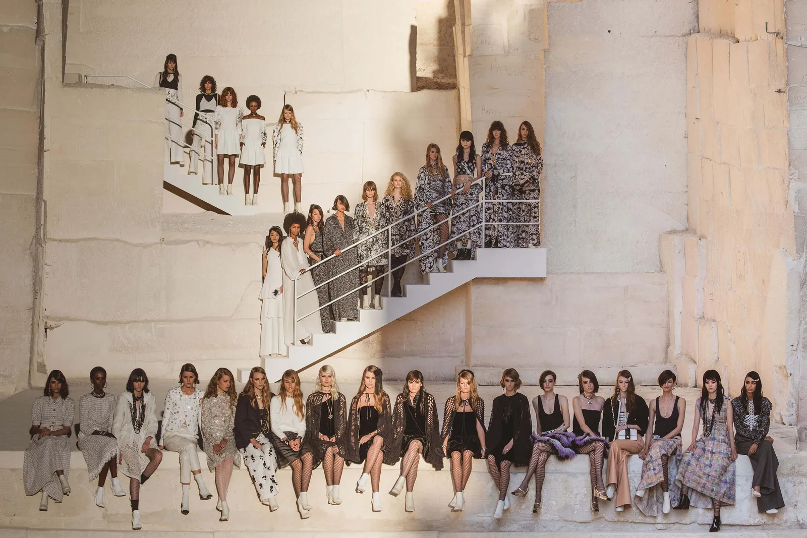 Sshow diễn Chanel Cruise 2022 tại Les Baux-de-Provence, Pháp. Ảnh: Vogue Business