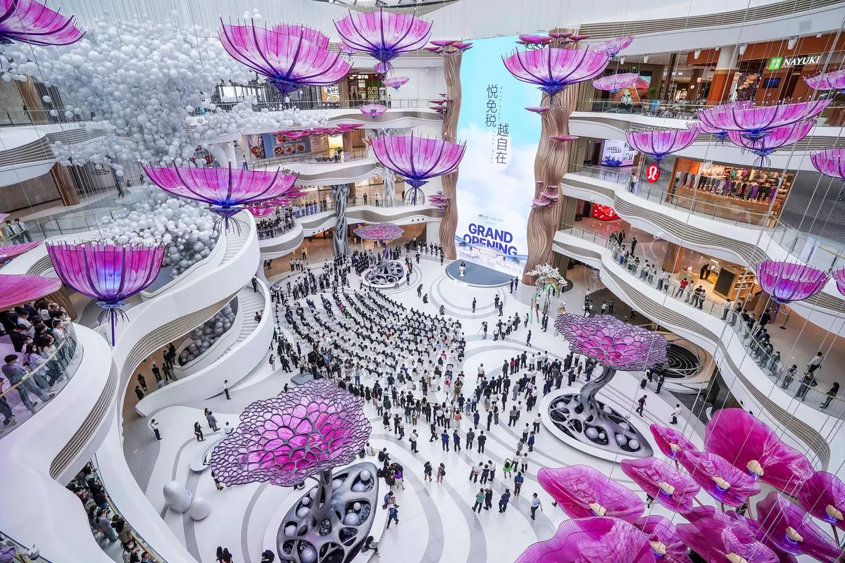 Haikou International Duty Free City. tại Hải Khẩu - thủ phủ của đảo Hải Nam được coi l&agrave; trung t&acirc;m&nbsp;mua sắm miễn thuế lớn nhất thế giới.