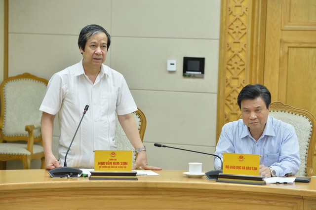 Bộ trưởng Bộ Gi&aacute;o dục v&agrave; Đ&agrave;o tạo Nguyễn Kim Sơn b&aacute;o c&aacute;o về phương &aacute;n tăng học ph&iacute; cho năm học mới 2023-2024 - Ảnh: VGP/Đ&igrave;nh Nam.