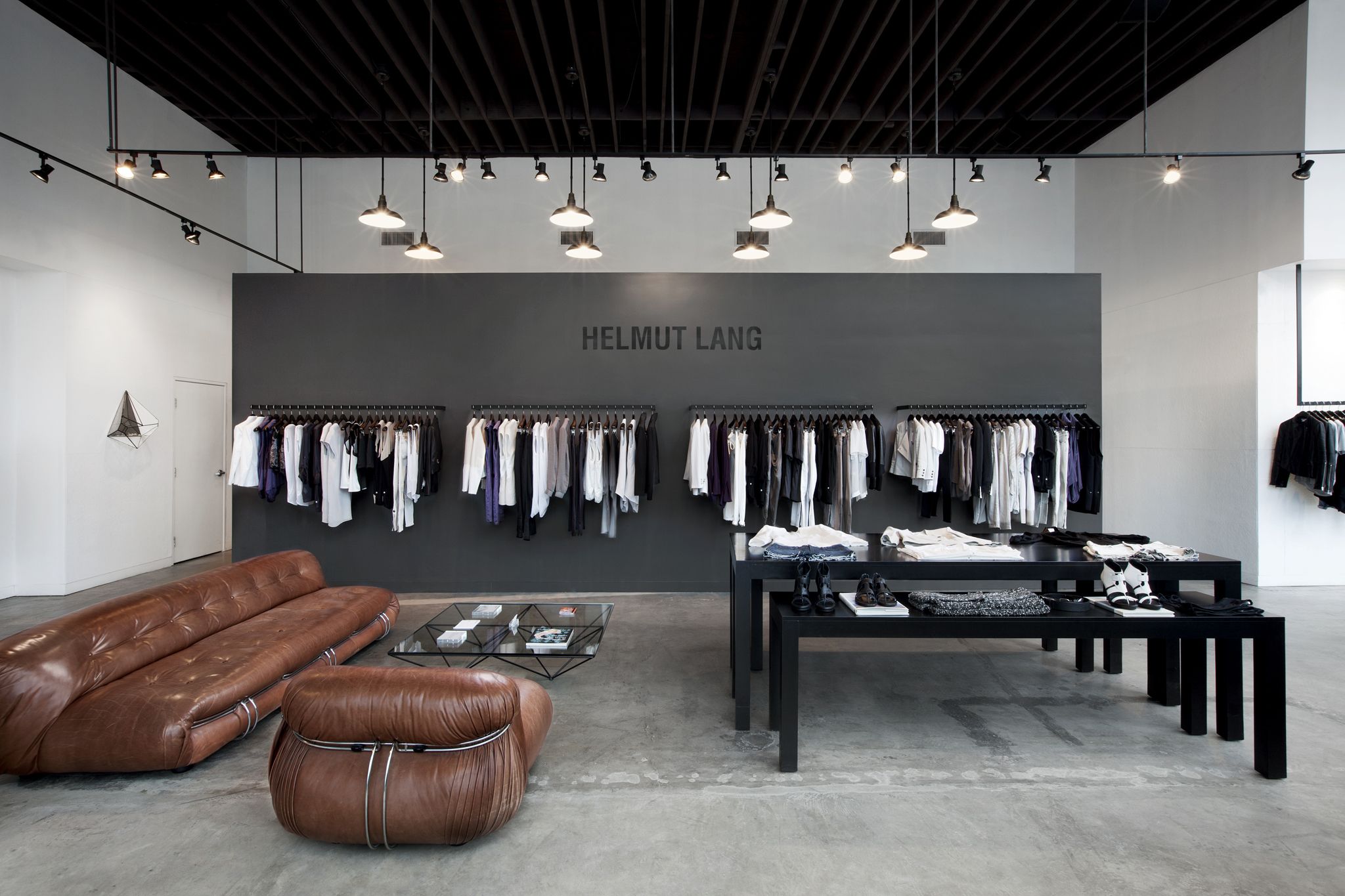 Danh tiếng của thương hiệu Helmut Lang đ&atilde; l&ecirc;n xuống thất thường trong hai thập kỷ qua.