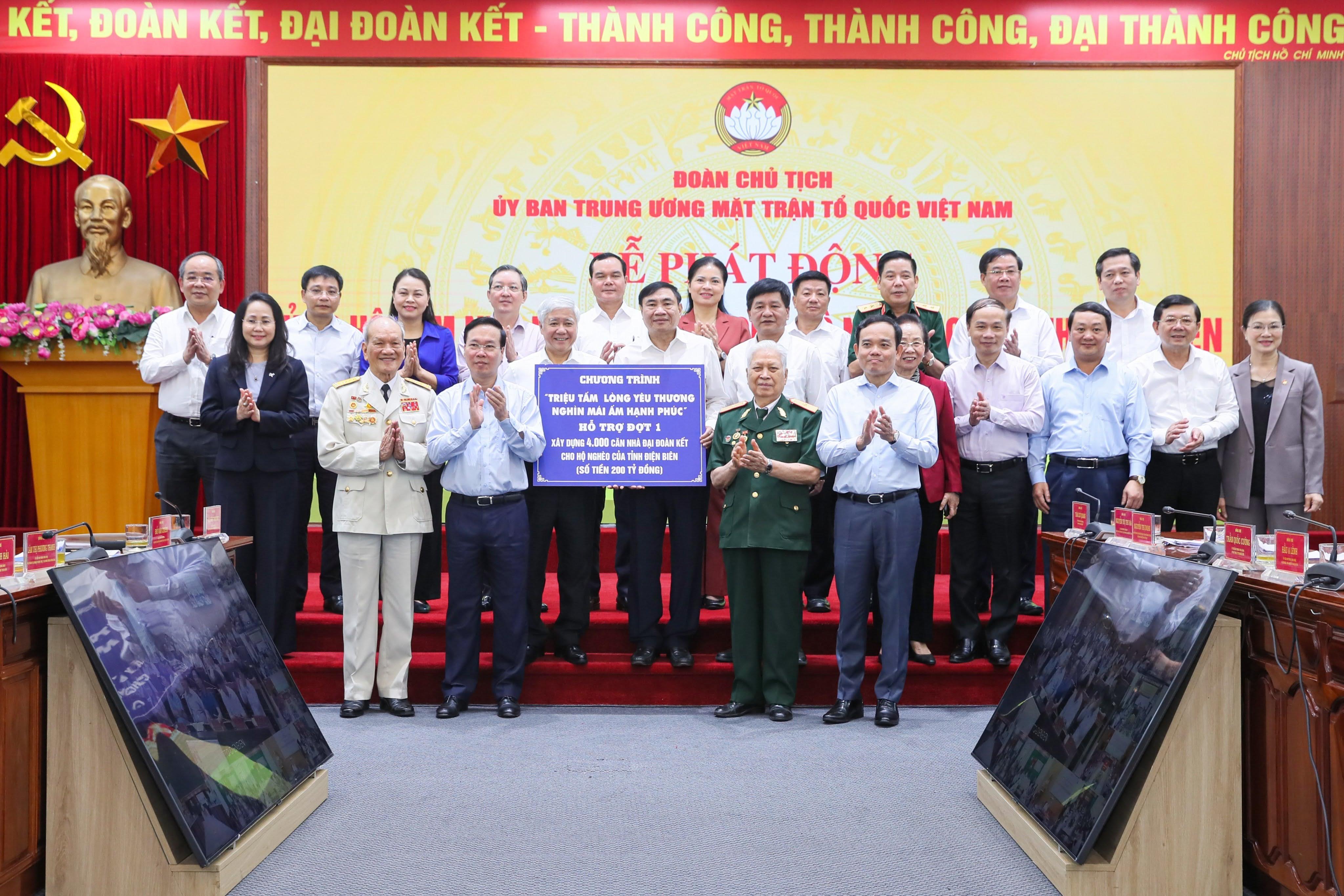 Trao kinh phí ủng hộ đợt 1 với trị giá 200 tỷ đồng tương đương 4.000 căn nhà đại đoàn kết cho tỉnh Điện Biên. Ảnh - Quang Vinh. 