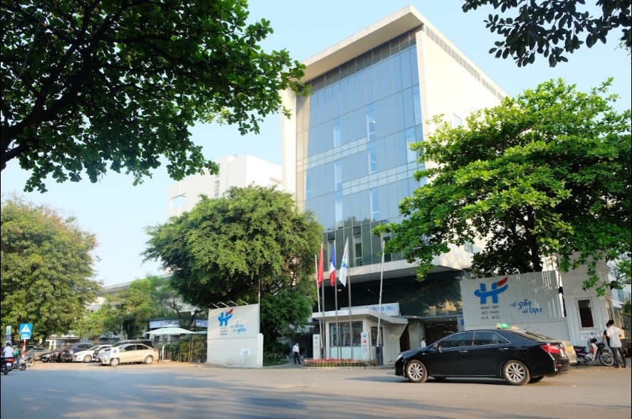 Bệnh viện Việt Ph&aacute;p H&agrave; Nội nằm tại trung t&acirc;m th&agrave;nh phố H&agrave; Nội với trang thiết bị hiện đại v&agrave; kh&ocirc;ng gian xanh m&aacute;t.