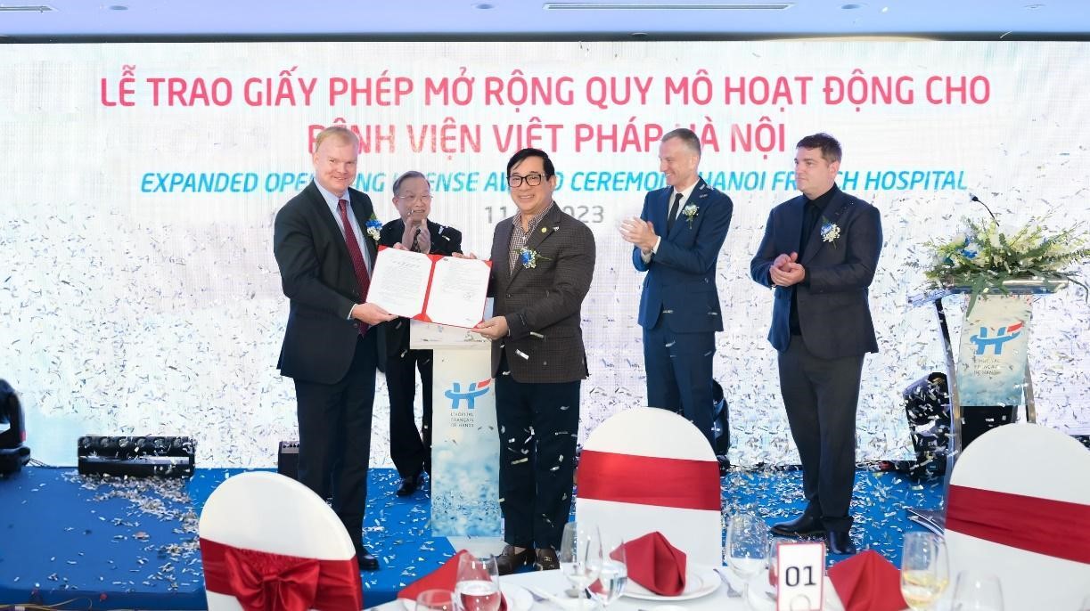 PGS. TS. Lương Ngọc Khuê - Cục trưởng Cục Quản lý Khám chữa bệnh, Bộ Y tế trao Quyết đinh của Bộ y tế cho Bệnh viện Việt Pháp Hà Nội.