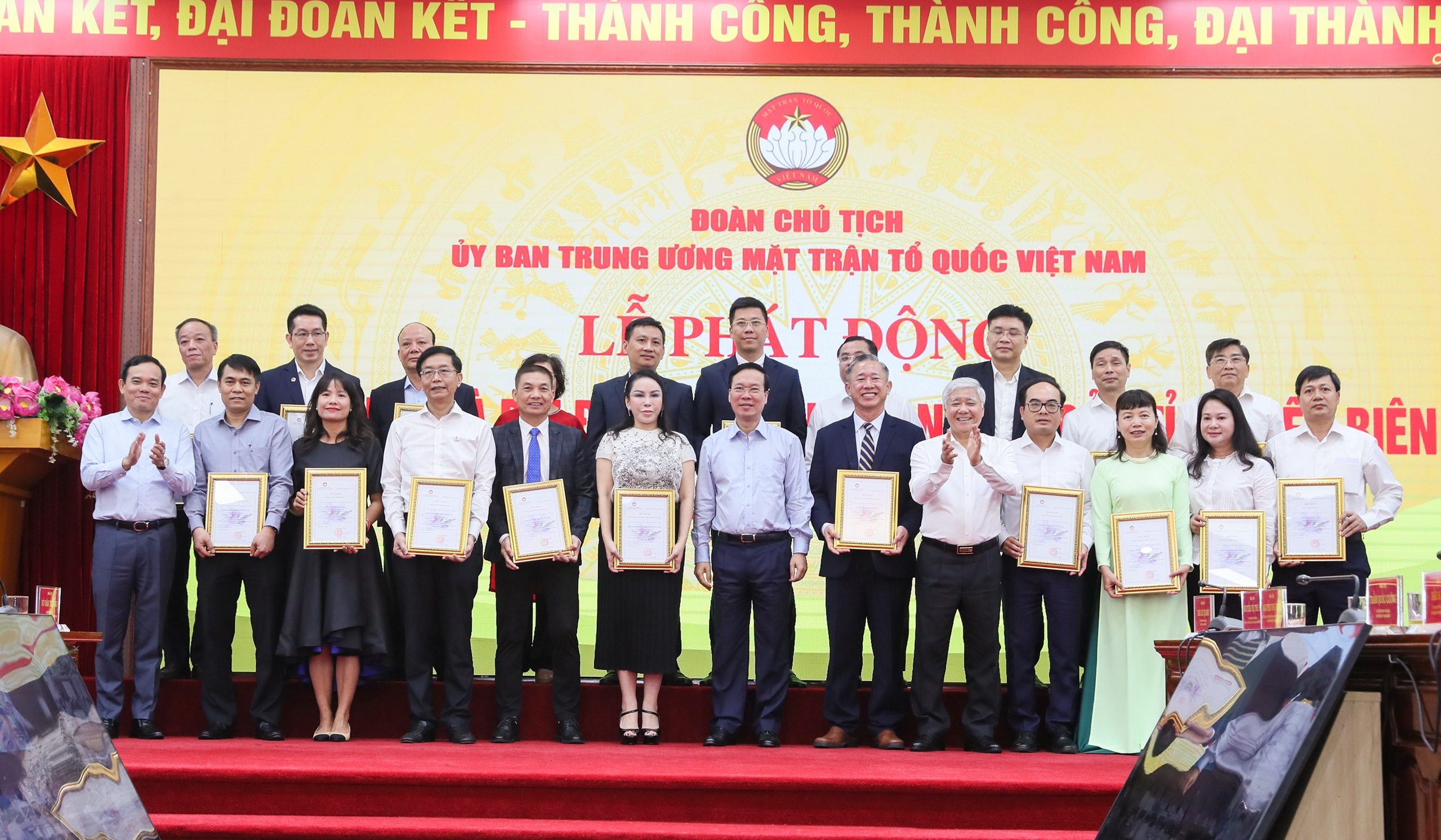 Chủ tịch nước V&otilde; Văn Thưởng chụp ảnh lưu niệm c&ugrave;ng đại diện c&aacute;c PG88 Link Dễ Nhớ Pg88.com tại Lễ ph&aacute;t động ủng hộ l&agrave;m nh&agrave; đại đo&agrave;n kết cho hộ ngh&egrave;o của tỉnh Điện Bi&ecirc;n.